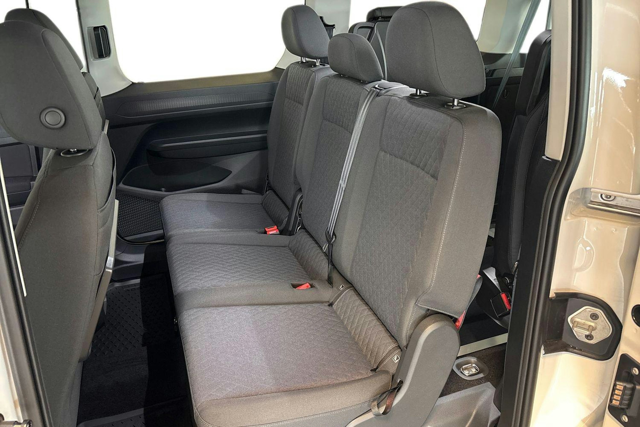 valkoinen Volkswagen Caddy Maxi 2025 kuva 10.