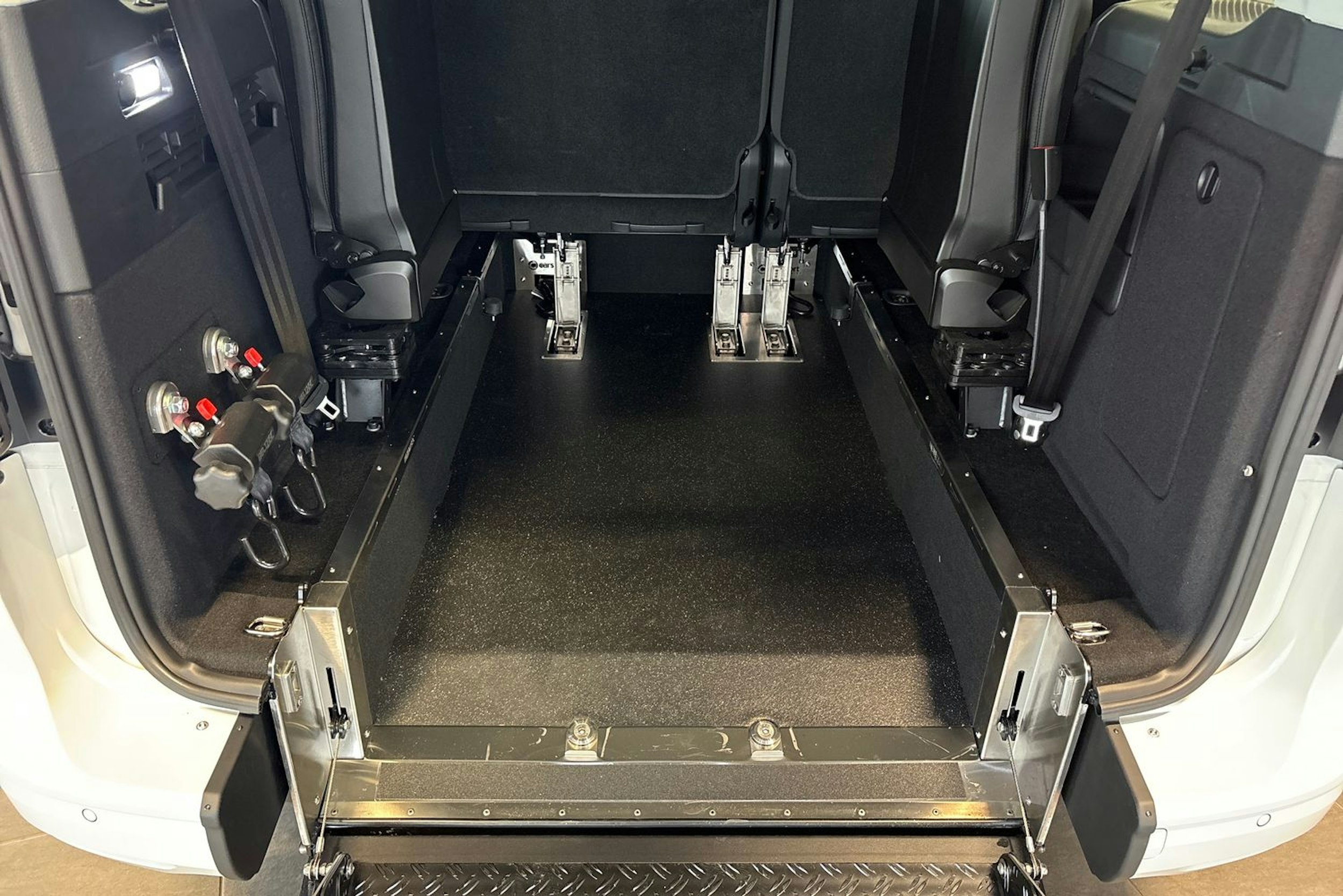 valkoinen Volkswagen Caddy Maxi 2025 kuva 15.