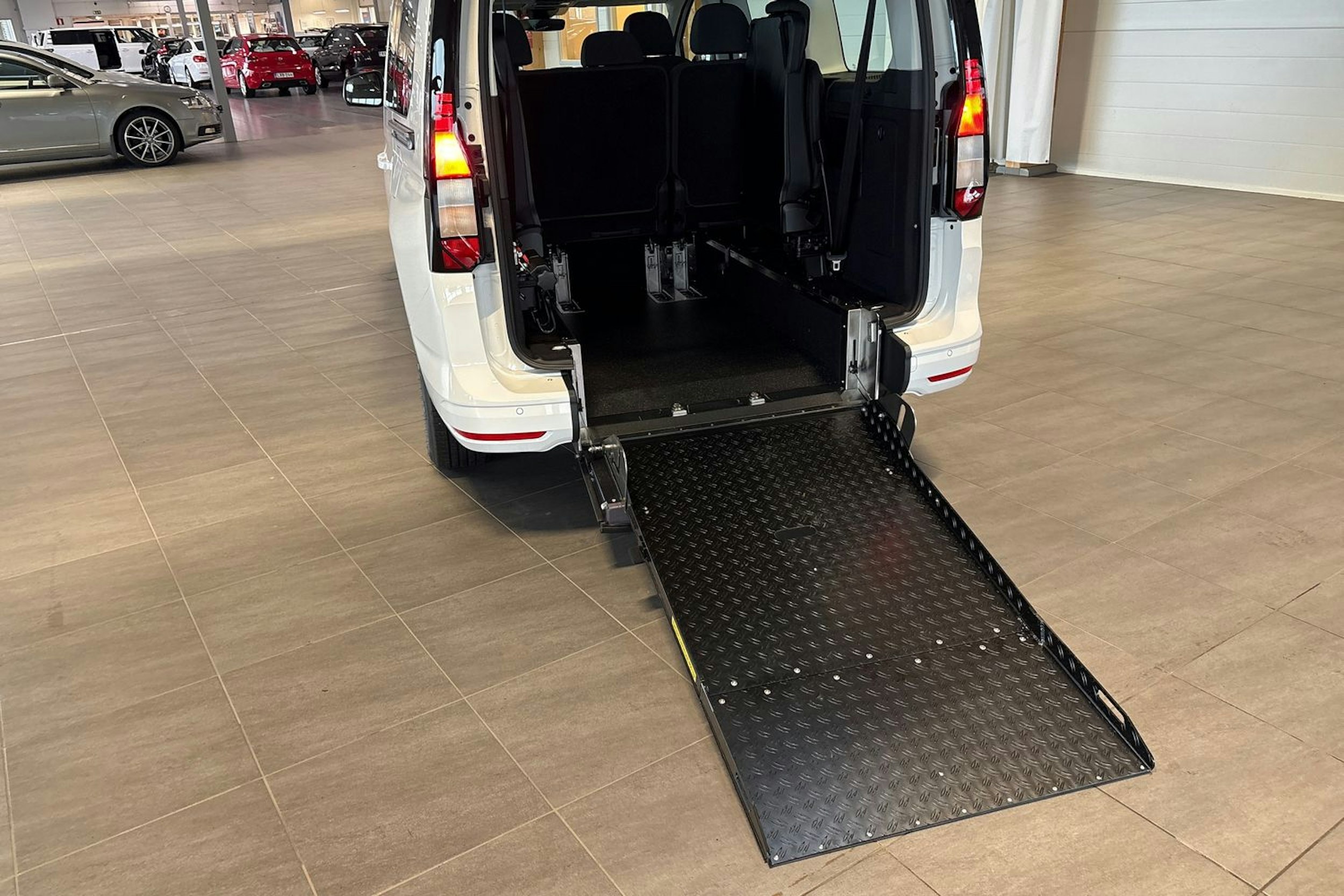 valkoinen Volkswagen Caddy Maxi 2025 kuva 16.