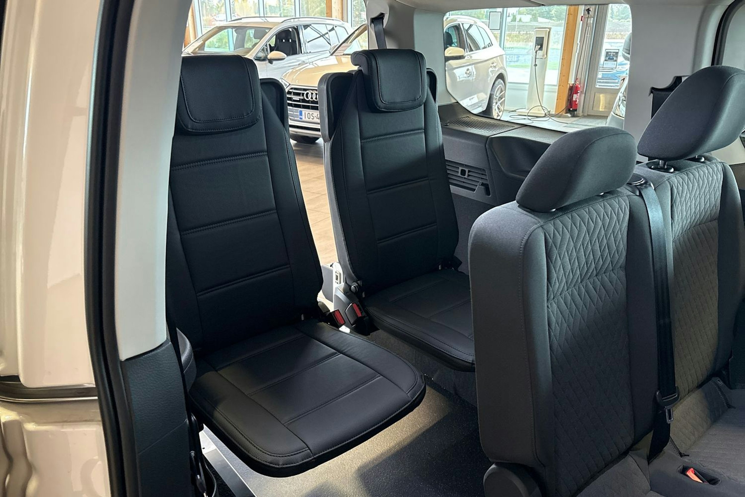 valkoinen Volkswagen Caddy Maxi 2025 kuva 18.