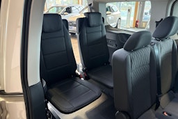 valkoinen Volkswagen Caddy Maxi 2025 kuva 18.