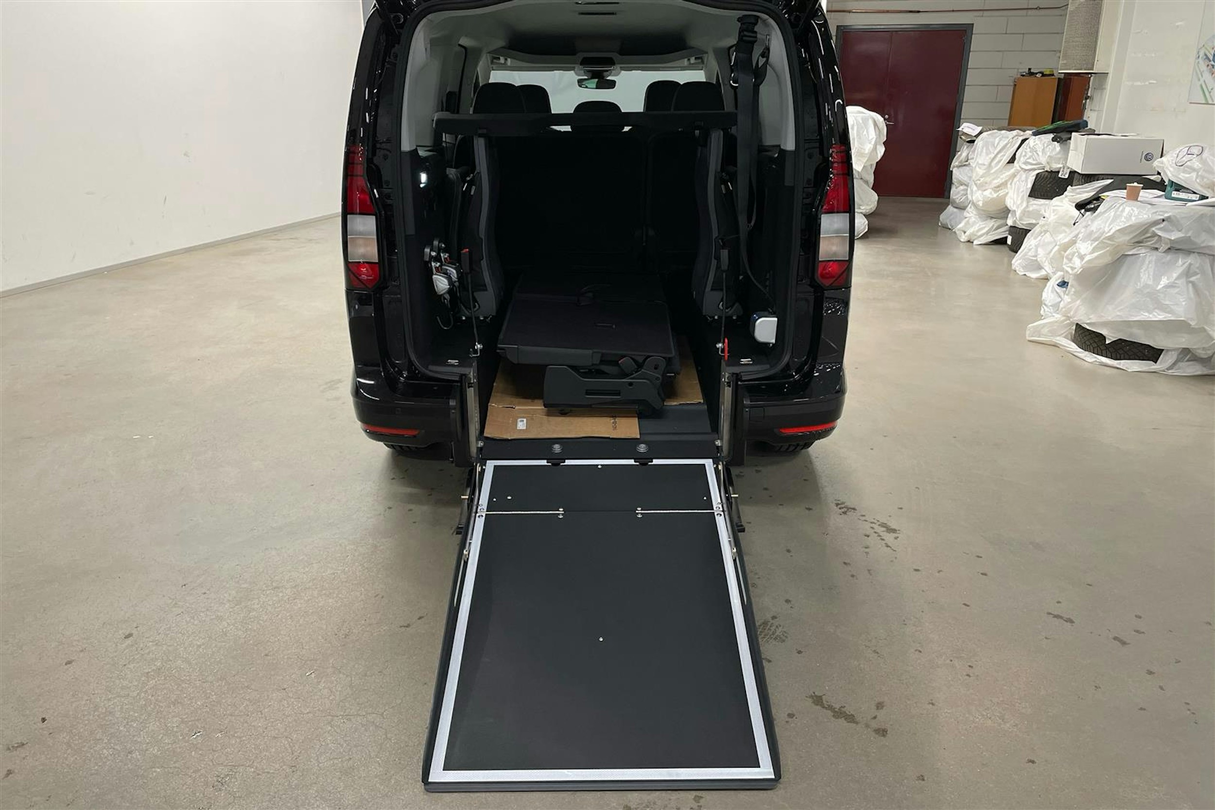 met. musta Volkswagen Caddy Maxi 2025 kuva 11.