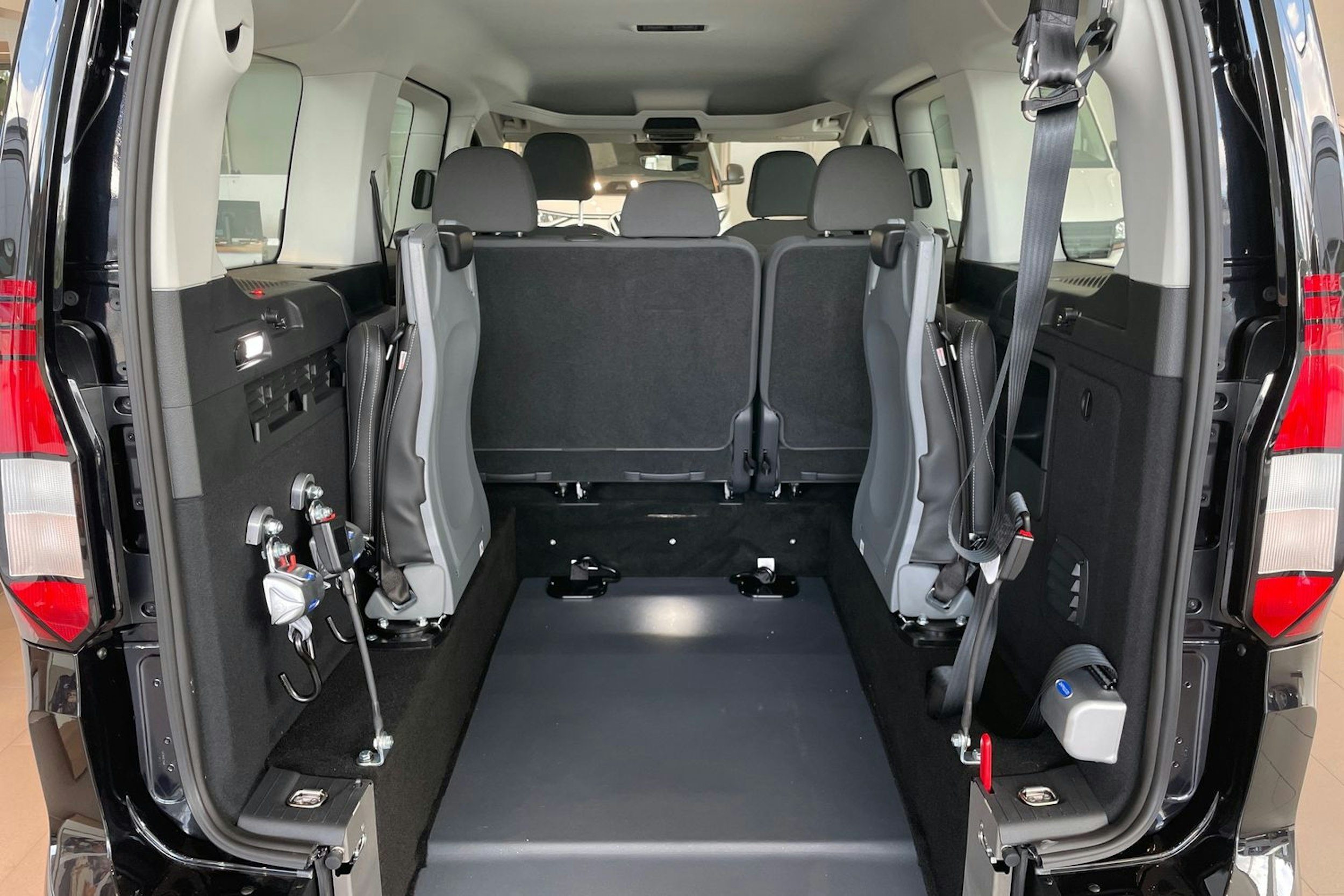 met. musta Volkswagen Caddy Maxi 2025 kuva 12.