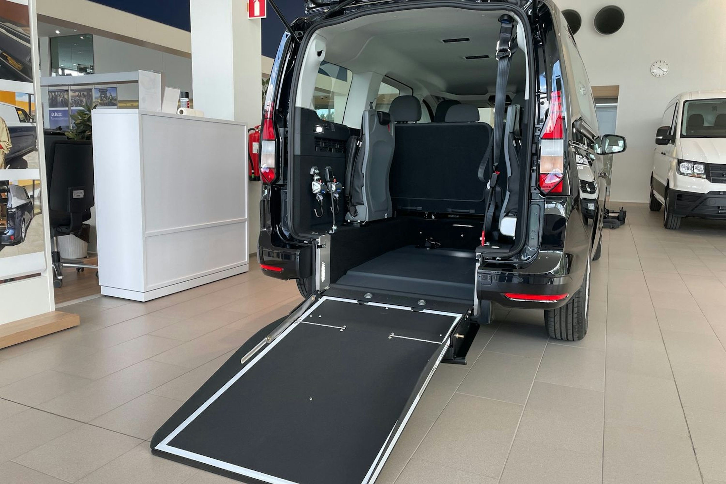 met. musta Volkswagen Caddy Maxi 2025 kuva 13.