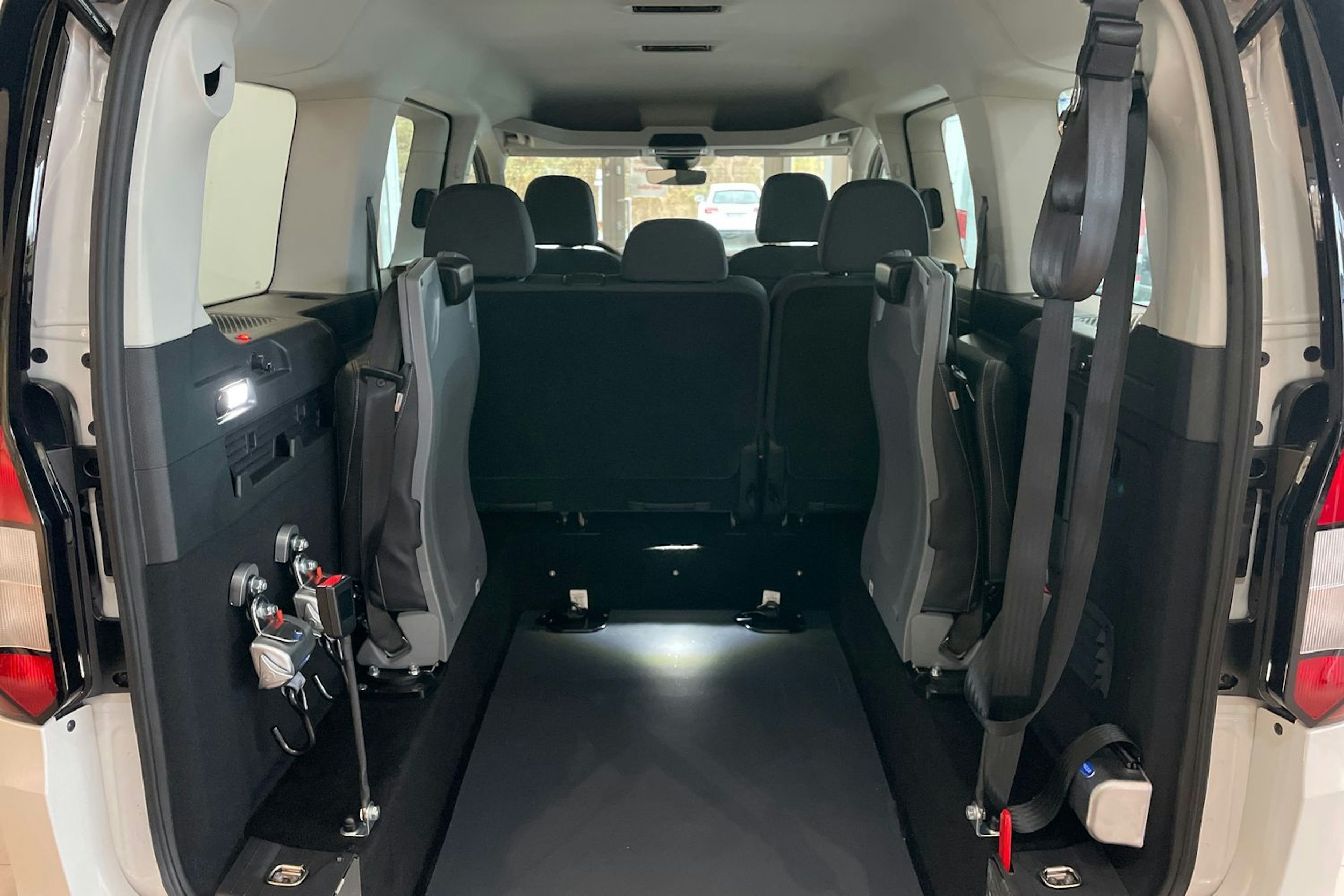 valkoinen Volkswagen Caddy Maxi 2025 kuva 11.