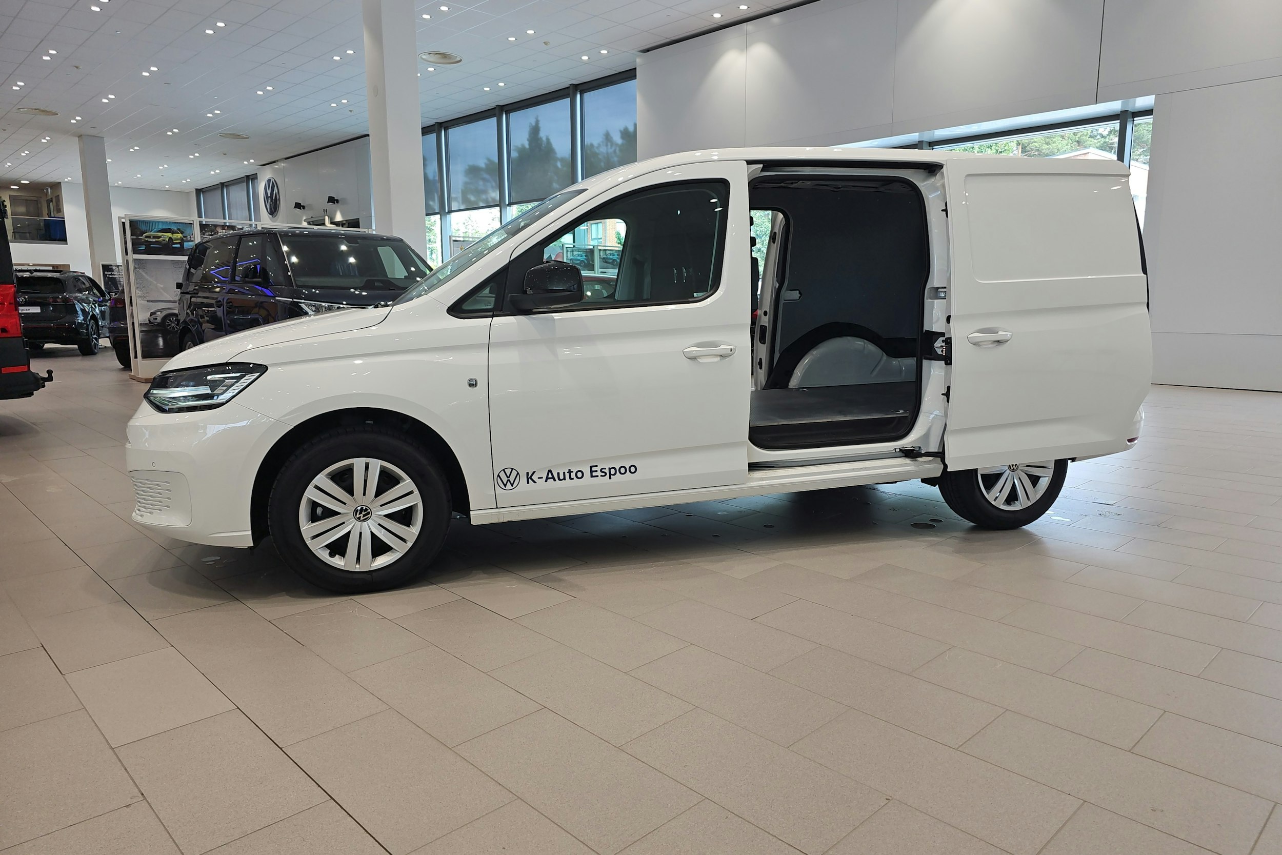 valkoinen Volkswagen Caddy Maxi 2025 kuva 13.