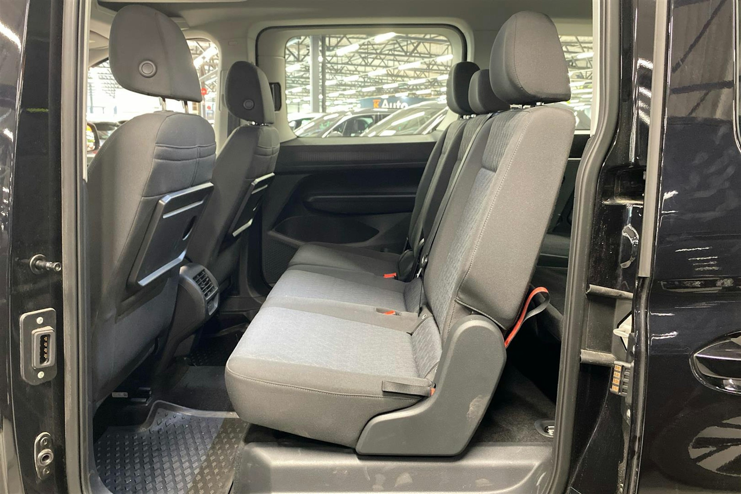 met. musta Volkswagen Caddy Maxi 2025 kuva 8.