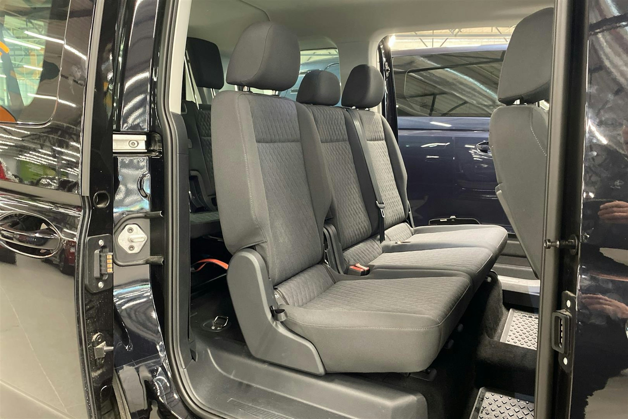 met. musta Volkswagen Caddy Maxi 2025 kuva 11.
