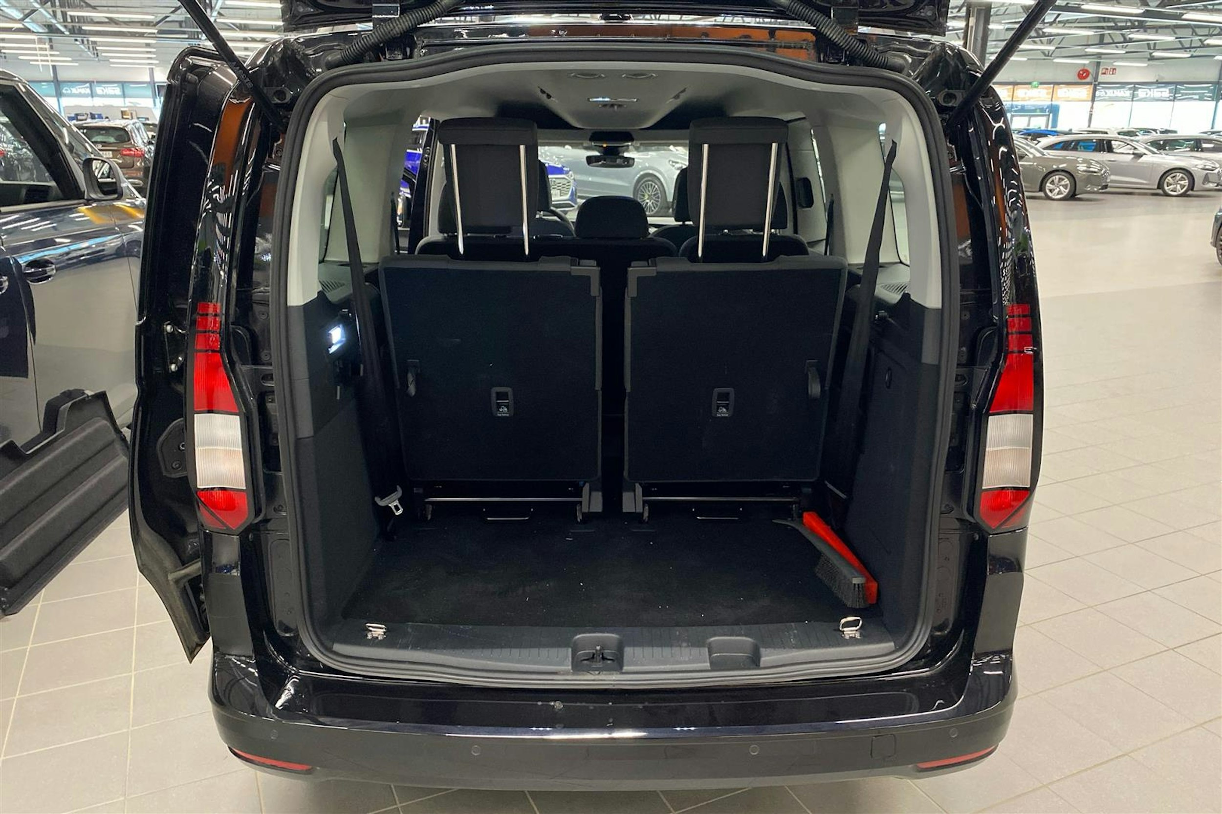 met. musta Volkswagen Caddy Maxi 2025 kuva 14.
