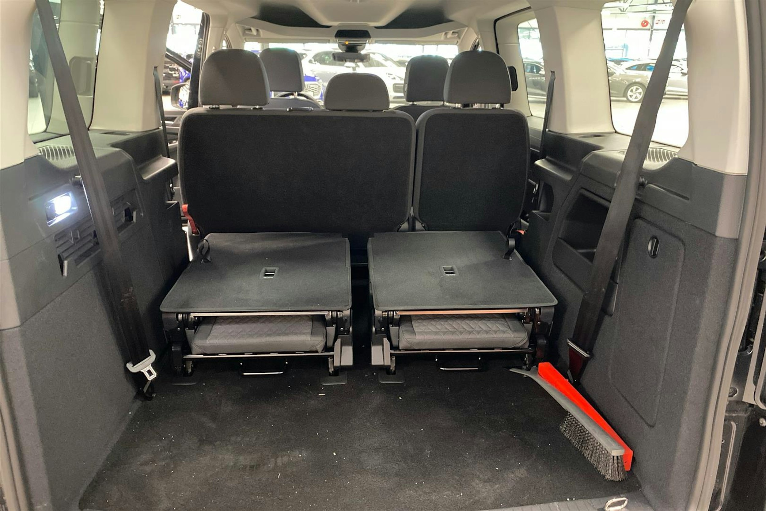 met. musta Volkswagen Caddy Maxi 2025 kuva 15.