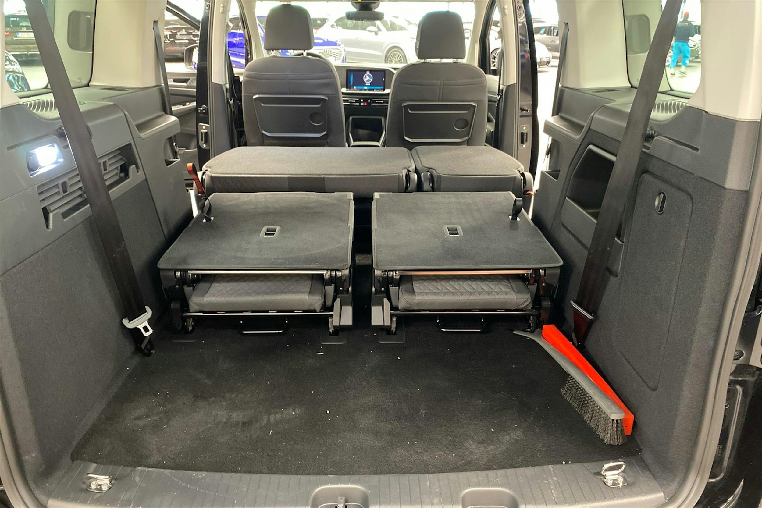 met. musta Volkswagen Caddy Maxi 2025 kuva 16.