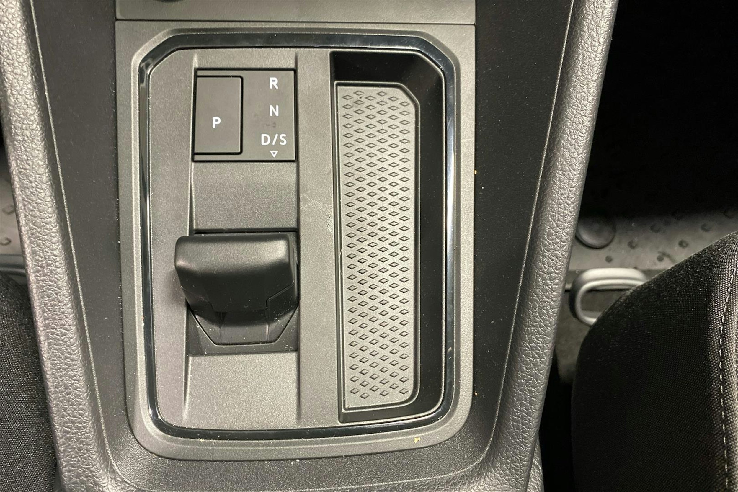 met. musta Volkswagen Caddy Maxi 2025 kuva 19.