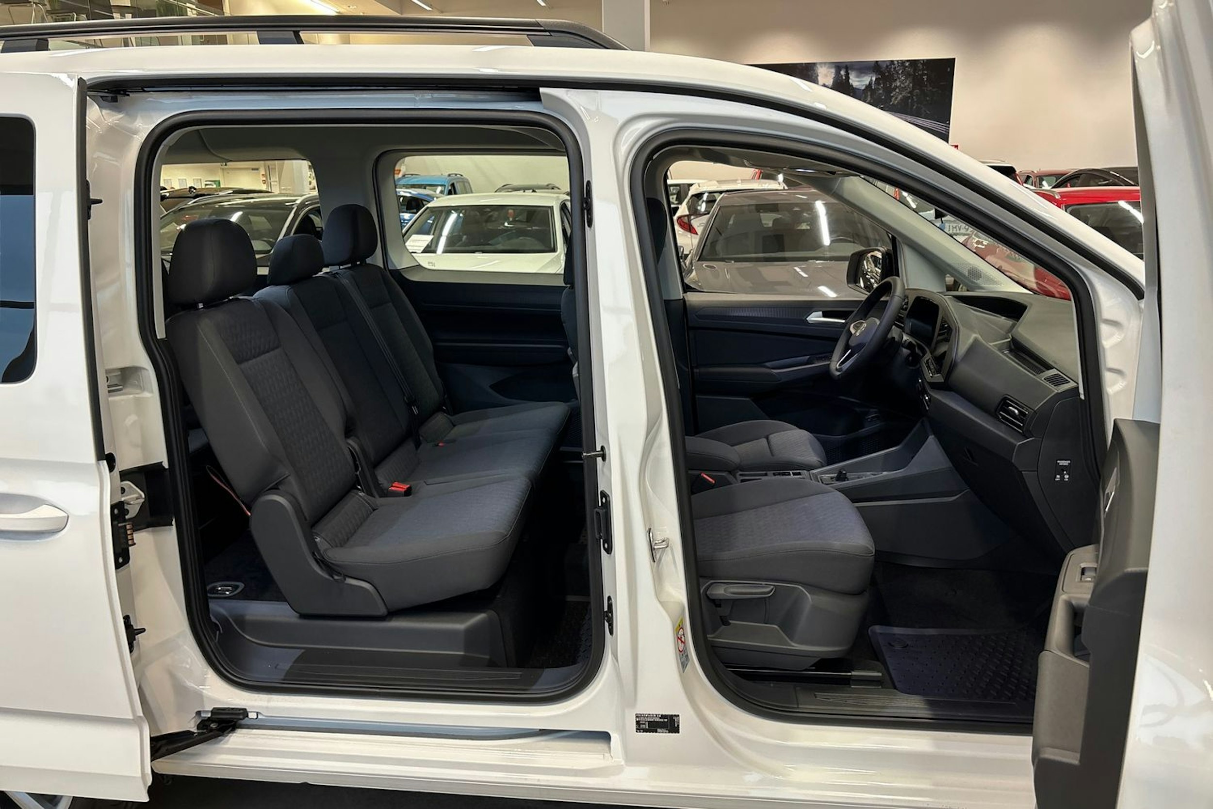 Valkoinen Volkswagen Caddy Maxi 2025 kuva 15.