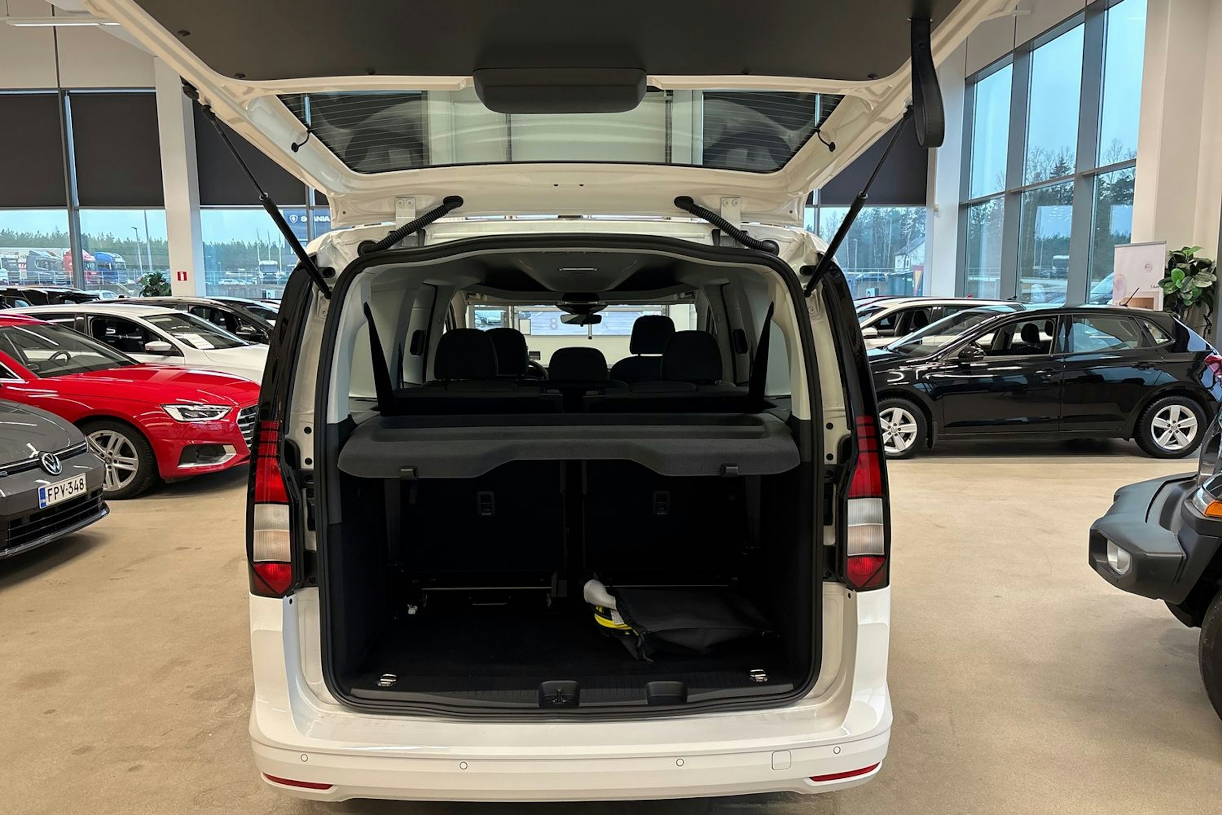 Valkoinen Volkswagen Caddy Maxi 2025 kuva 16.