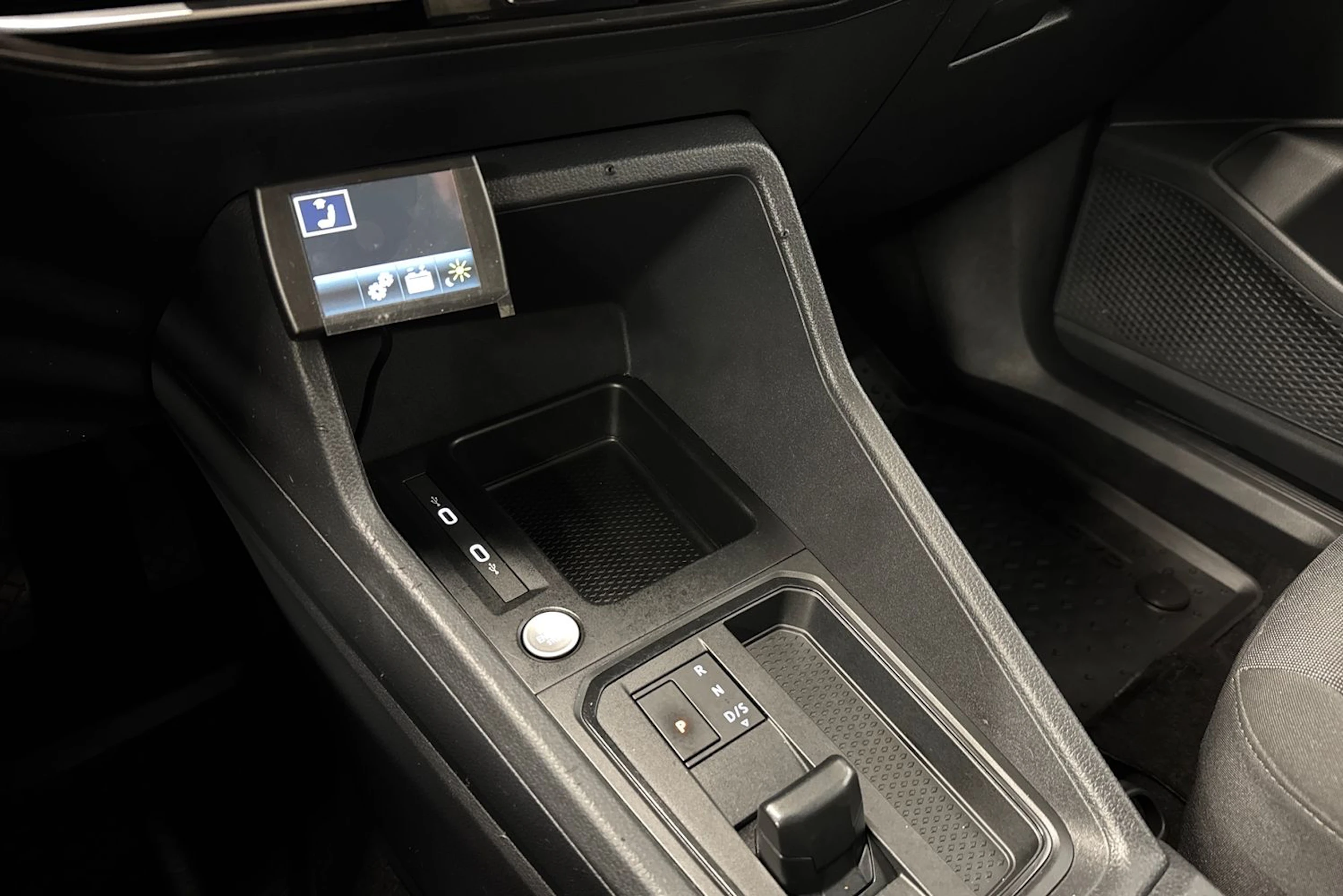 harmaa Volkswagen Caddy Maxi 2025 kuva 22.