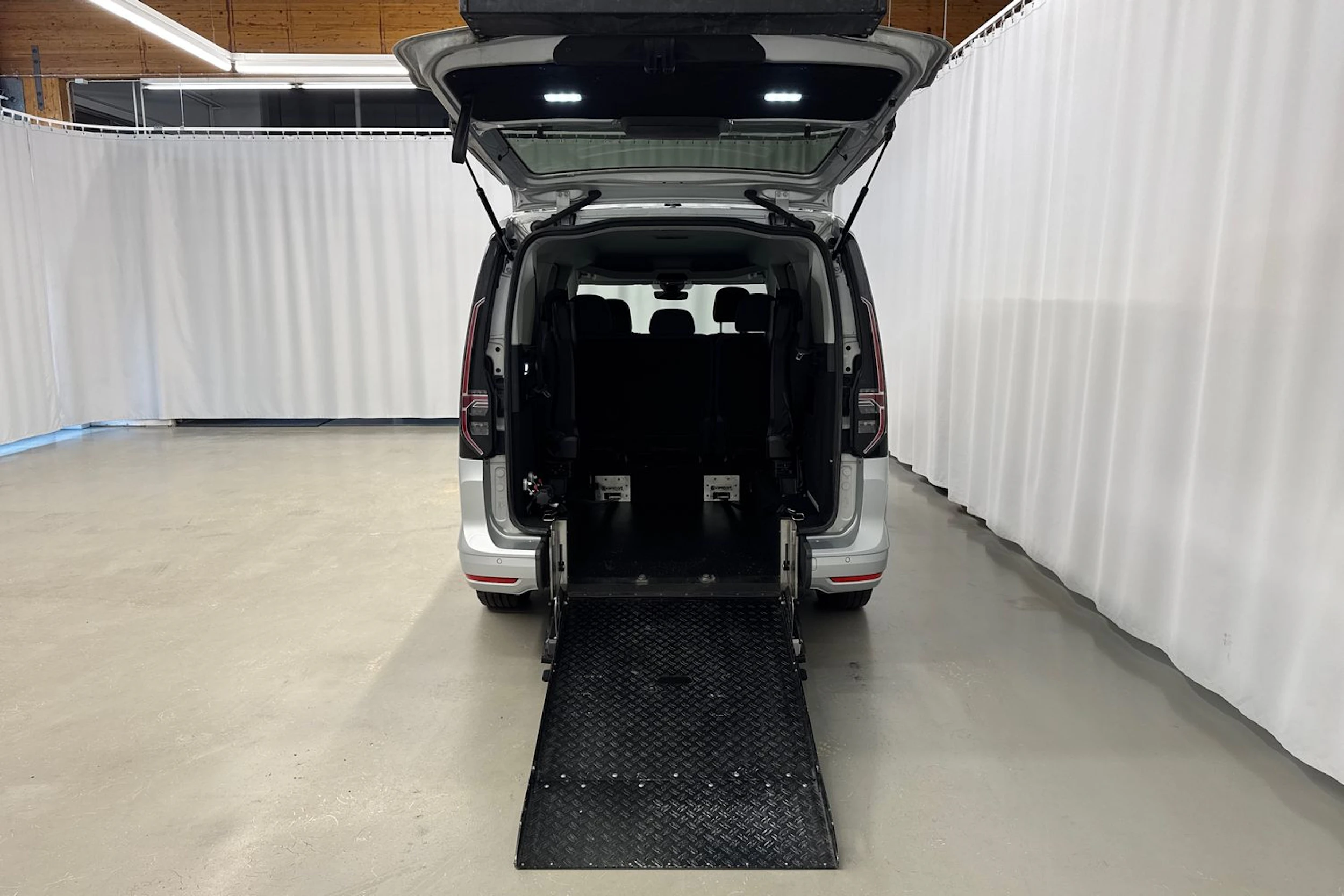 harmaa Volkswagen Caddy Maxi 2025 kuva 28.