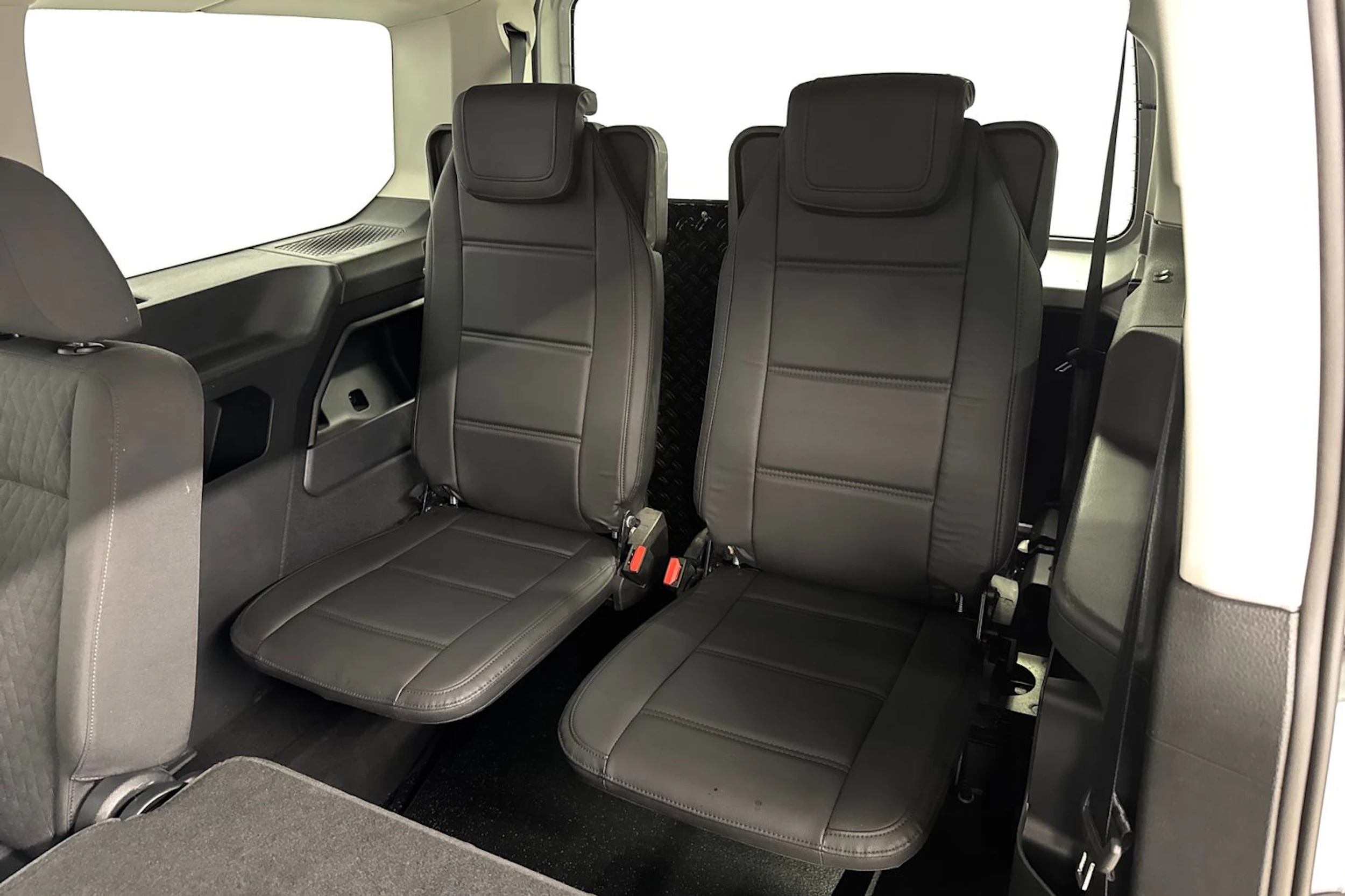 harmaa Volkswagen Caddy Maxi 2025 kuva 32.