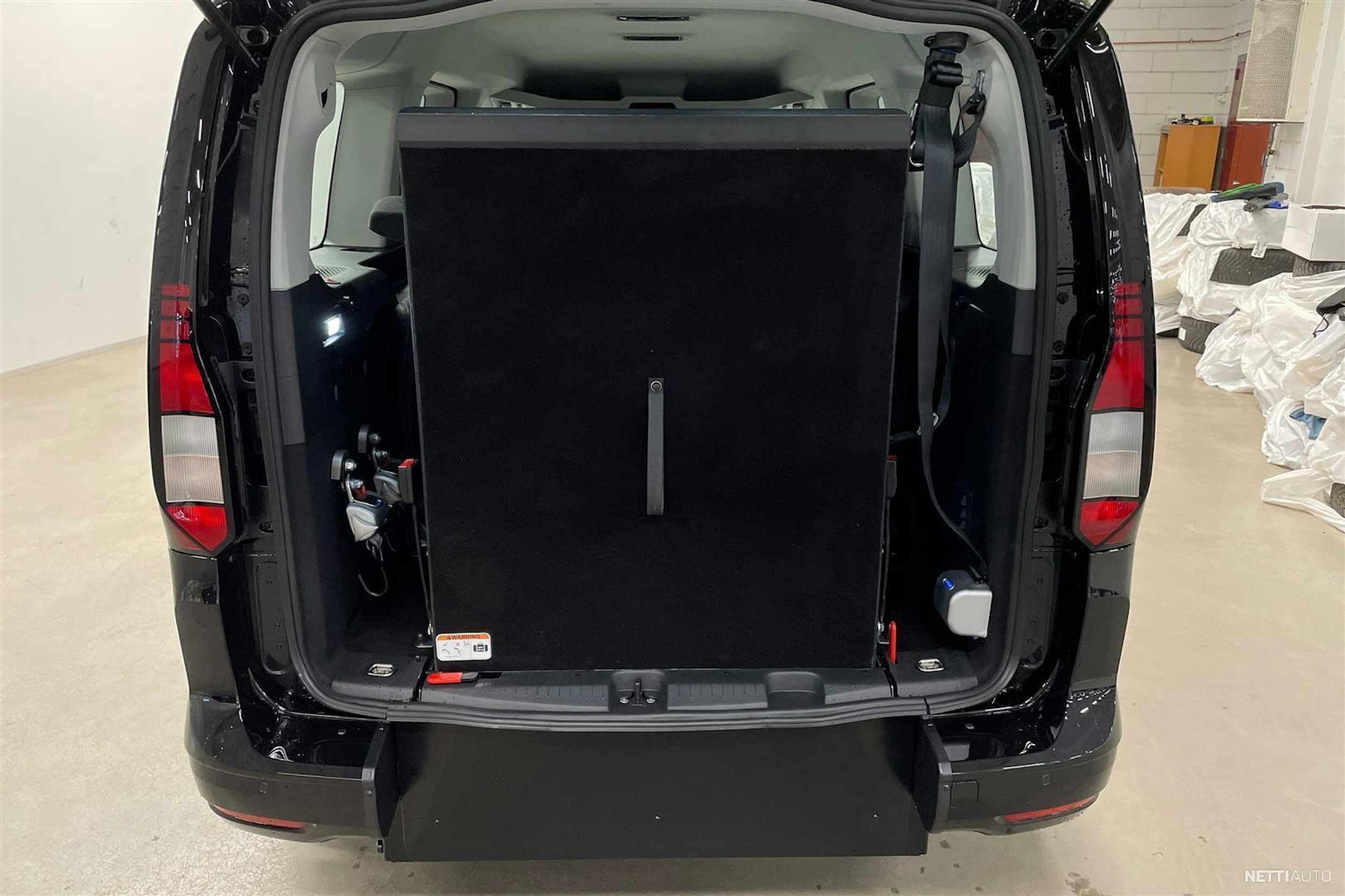 musta Volkswagen Caddy Maxi 2025 kuva 9.