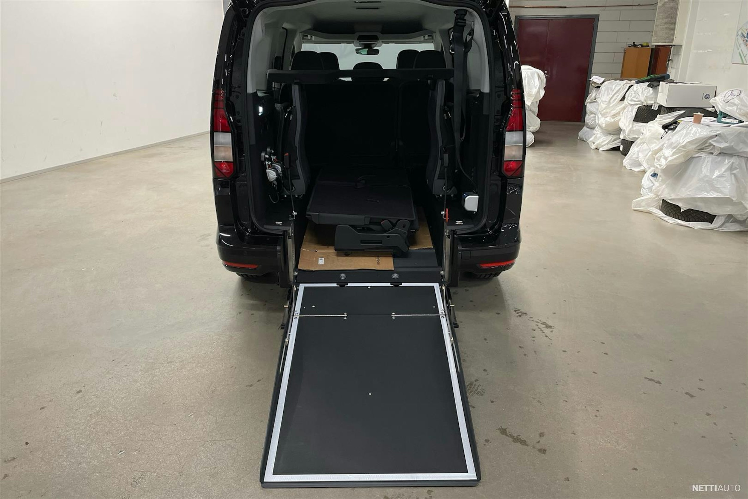 musta Volkswagen Caddy Maxi 2025 kuva 10.