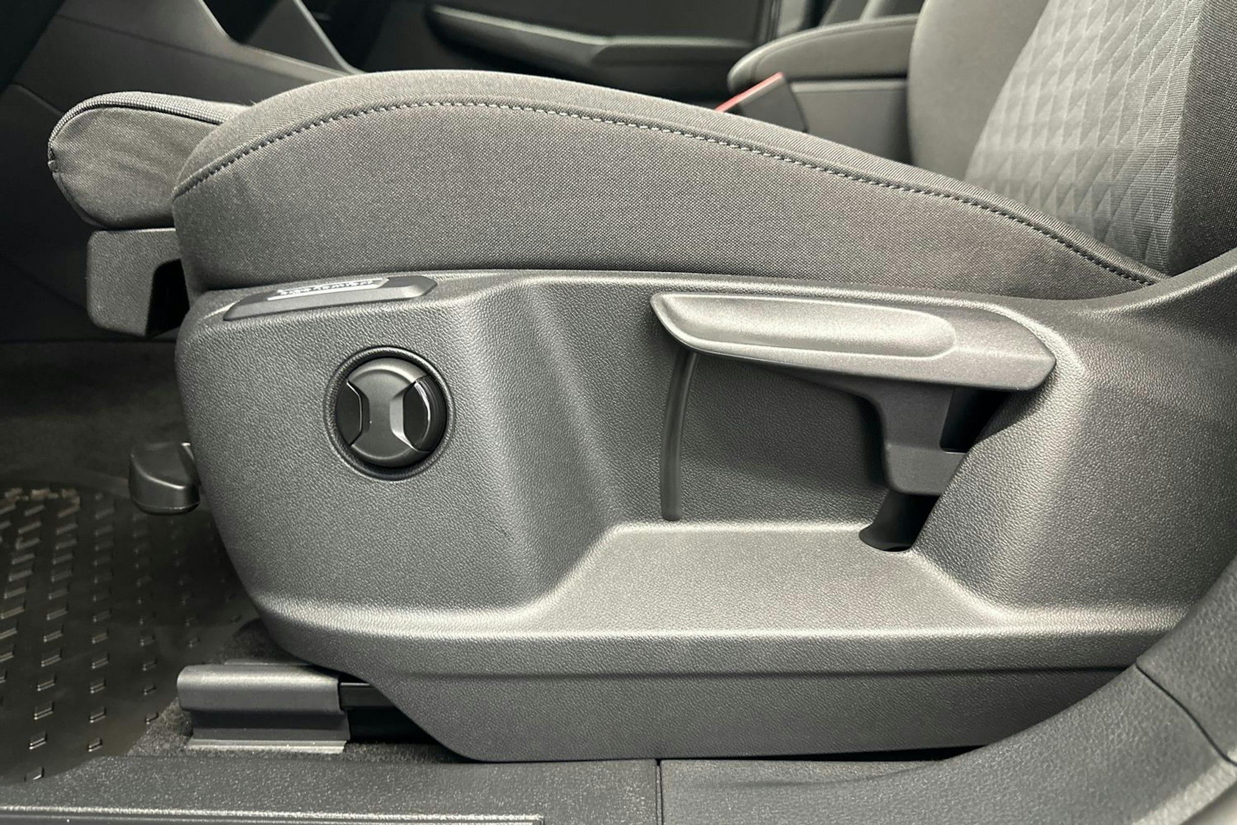 harmaa Volkswagen Caddy Maxi 2025 kuva 16.