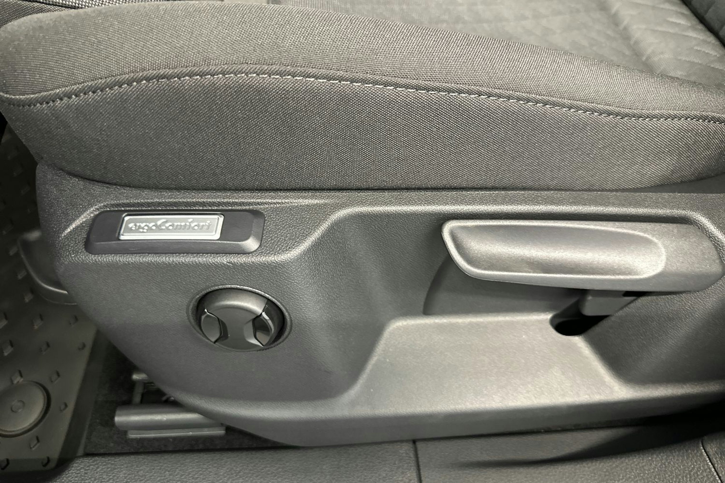 harmaa Volkswagen Caddy Maxi 2025 kuva 17.