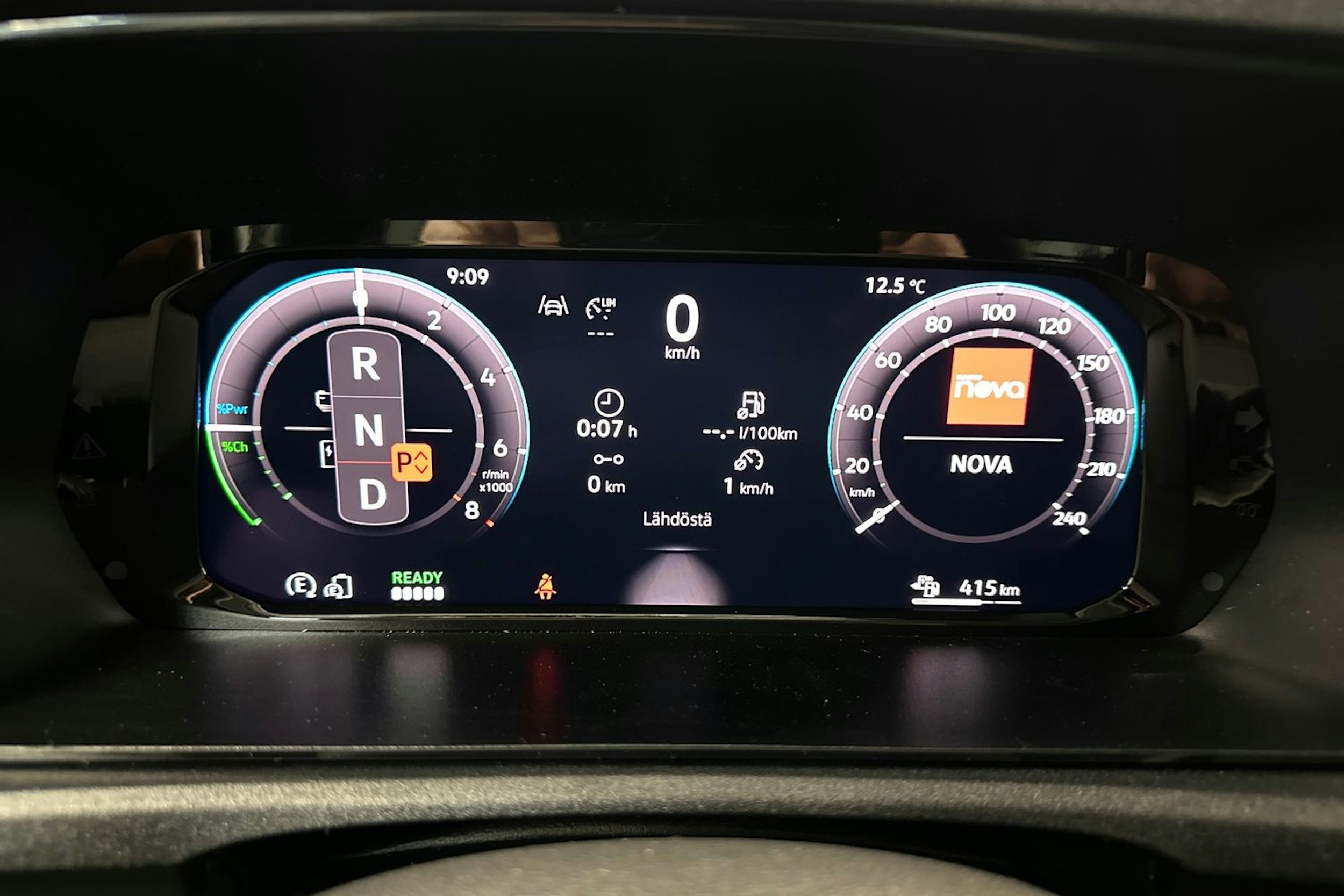 harmaa Volkswagen Caddy Maxi 2025 kuva 22.