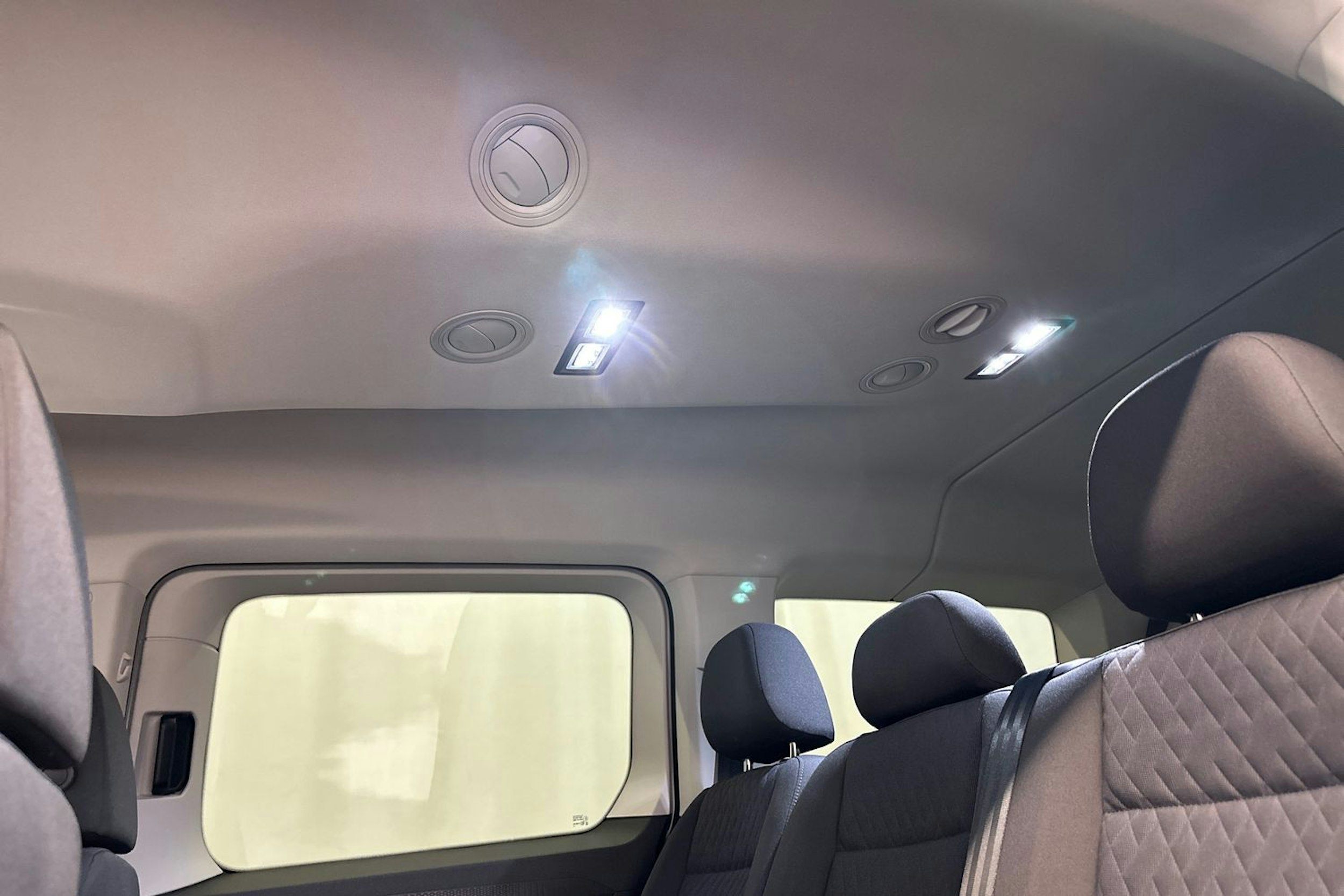 harmaa Volkswagen Caddy Maxi 2025 kuva 33.