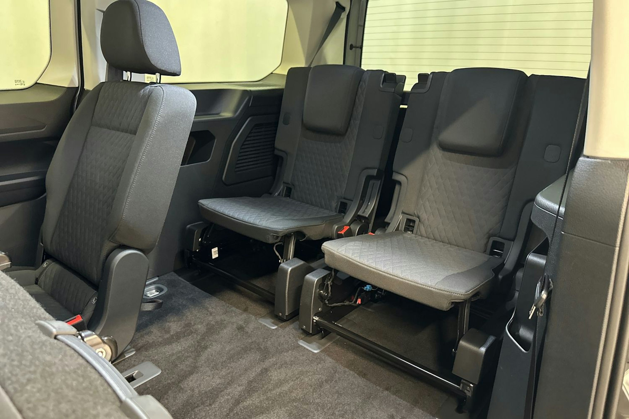 harmaa Volkswagen Caddy Maxi 2025 kuva 34.