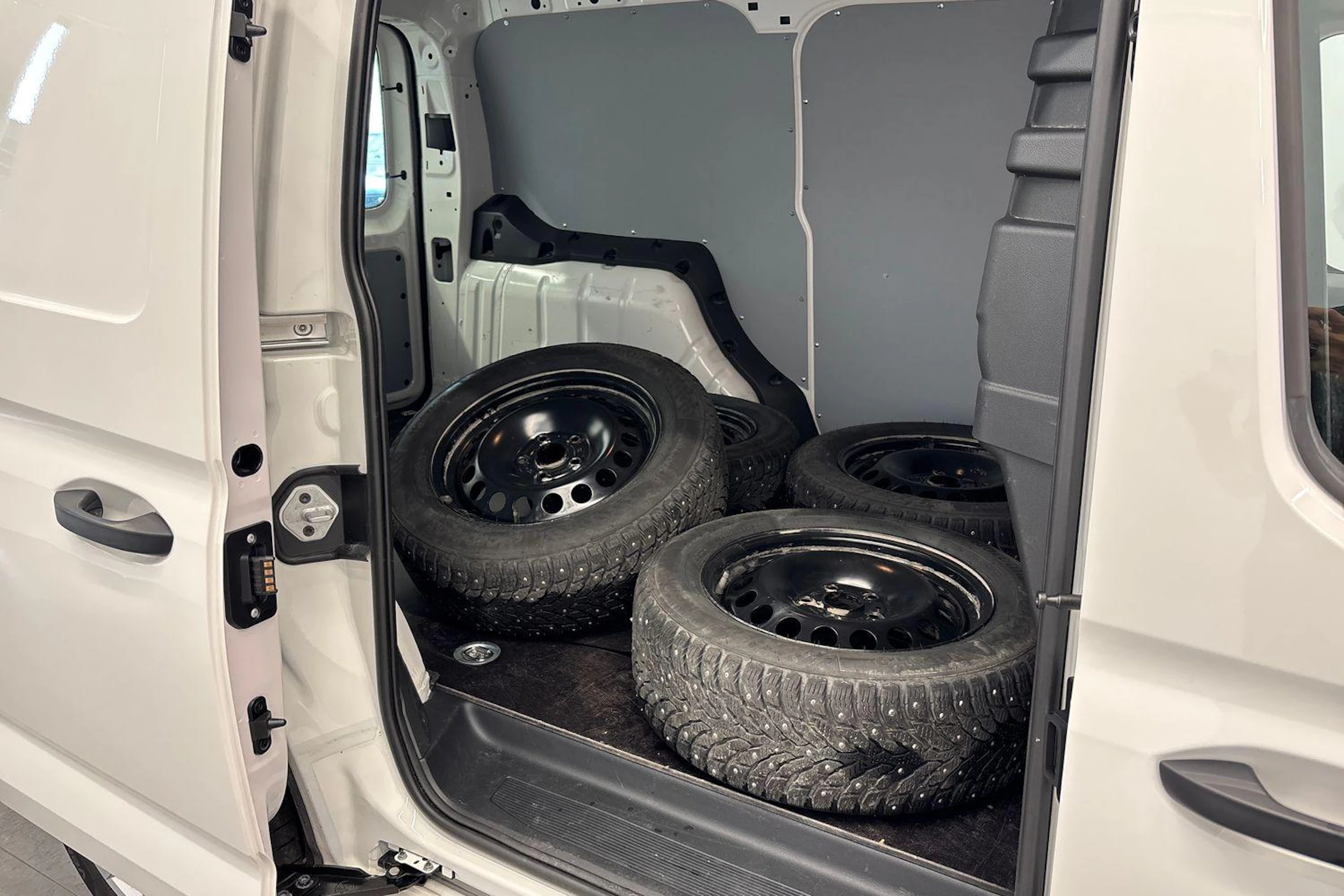 valkoinen Volkswagen Caddy Maxi 2025 kuva 8.
