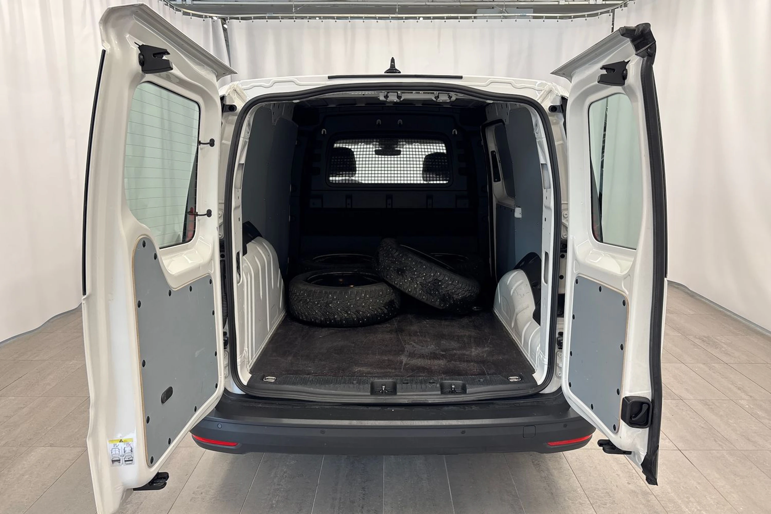 valkoinen Volkswagen Caddy Maxi 2025 kuva 16.