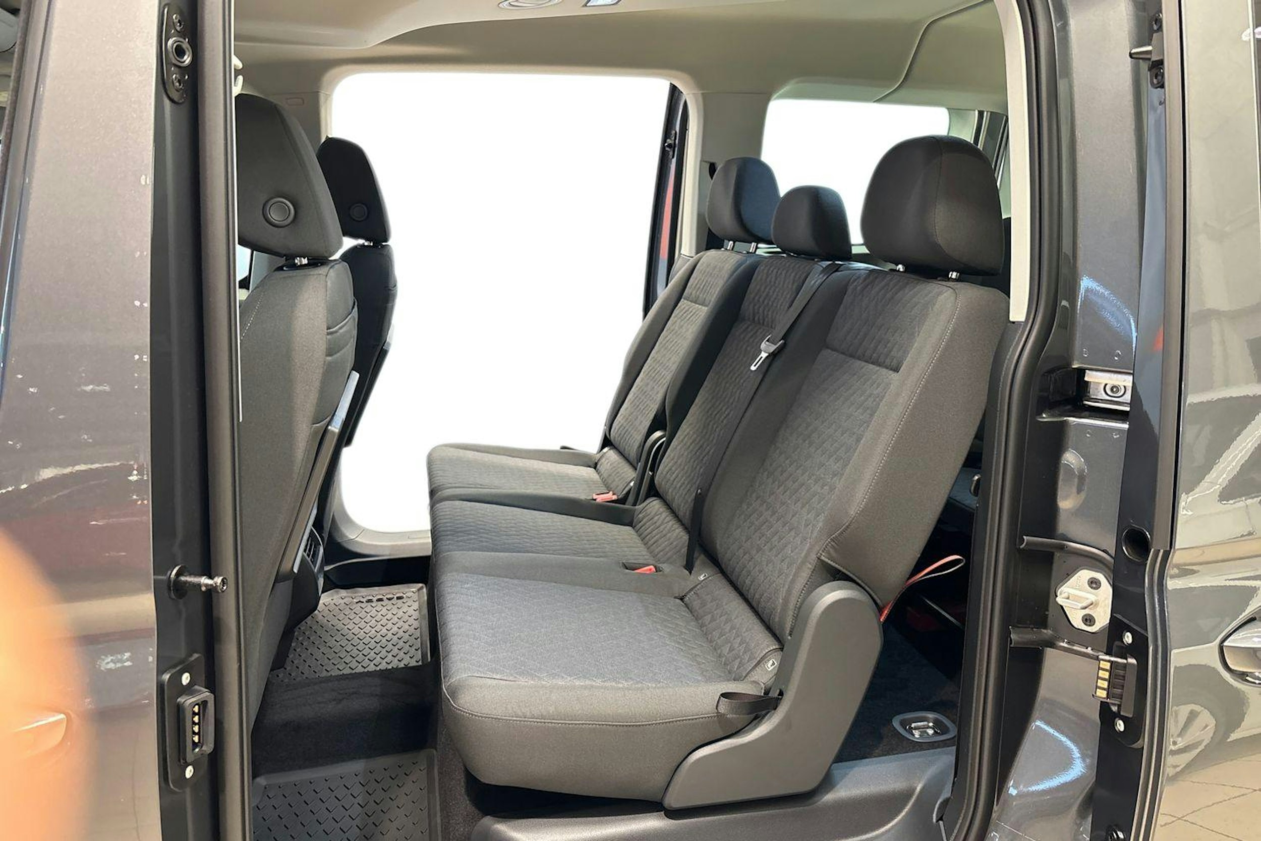 harmaa Volkswagen Caddy Maxi 2025 kuva 8.
