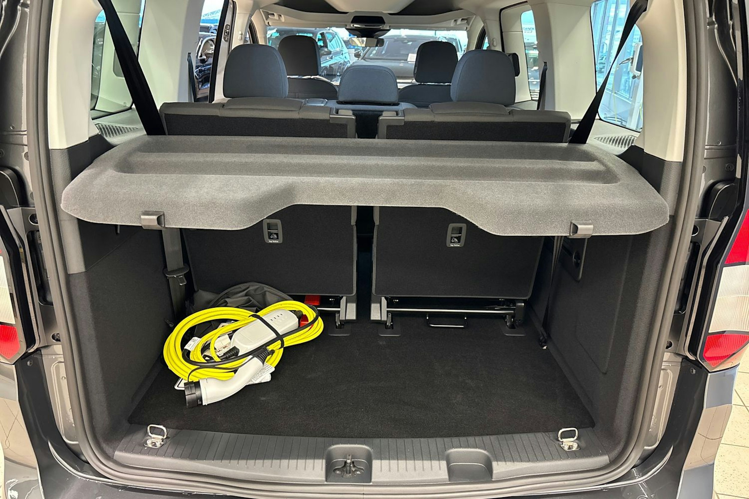 harmaa Volkswagen Caddy Maxi 2025 kuva 11.