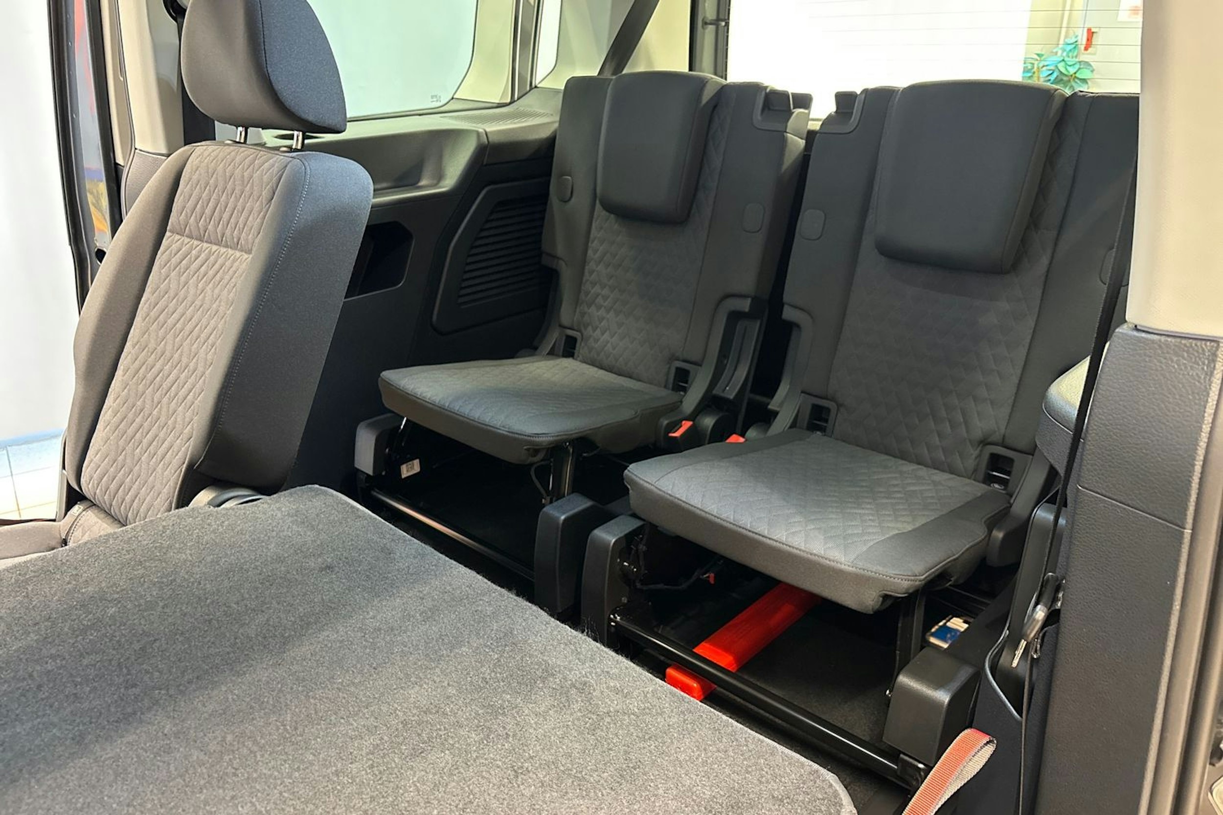 harmaa Volkswagen Caddy Maxi 2025 kuva 12.