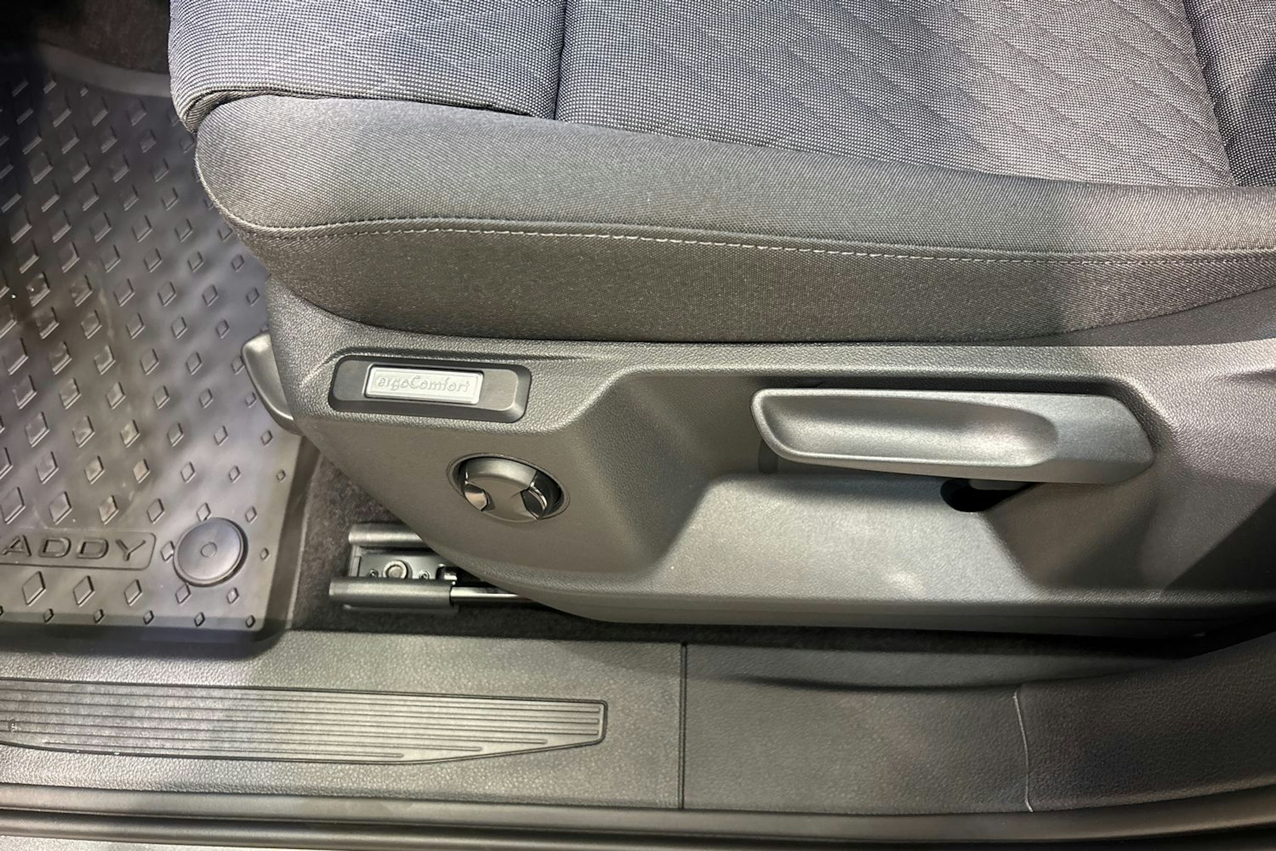 harmaa Volkswagen Caddy Maxi 2025 kuva 13.