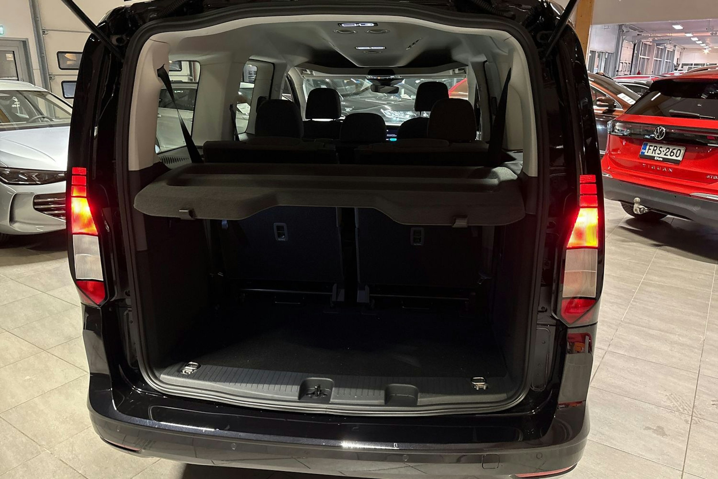 musta Volkswagen Caddy Maxi 2026 kuva 12.