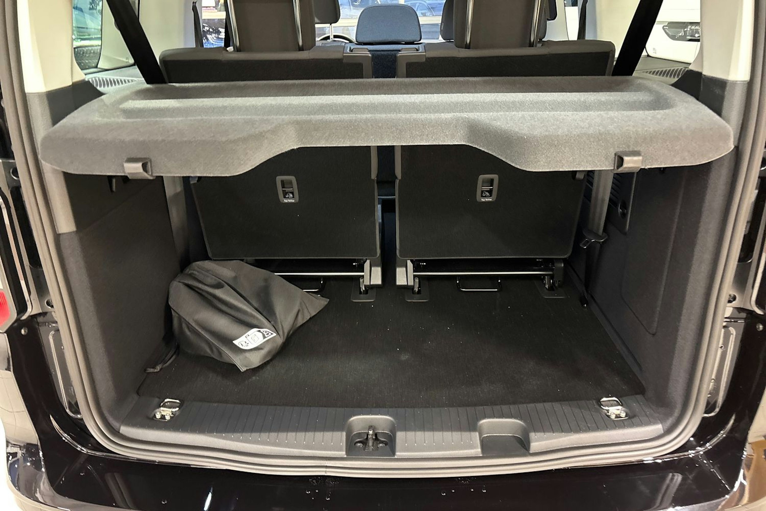 musta Volkswagen Caddy Maxi 2025 kuva 13.