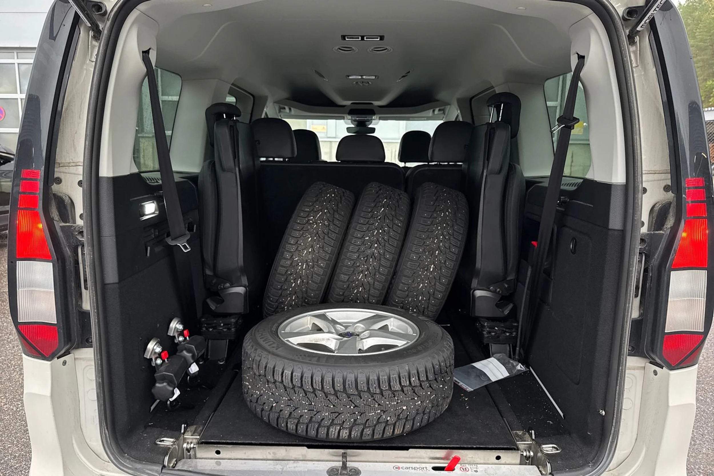valkoinen Volkswagen Caddy Maxi 2025 kuva 4.