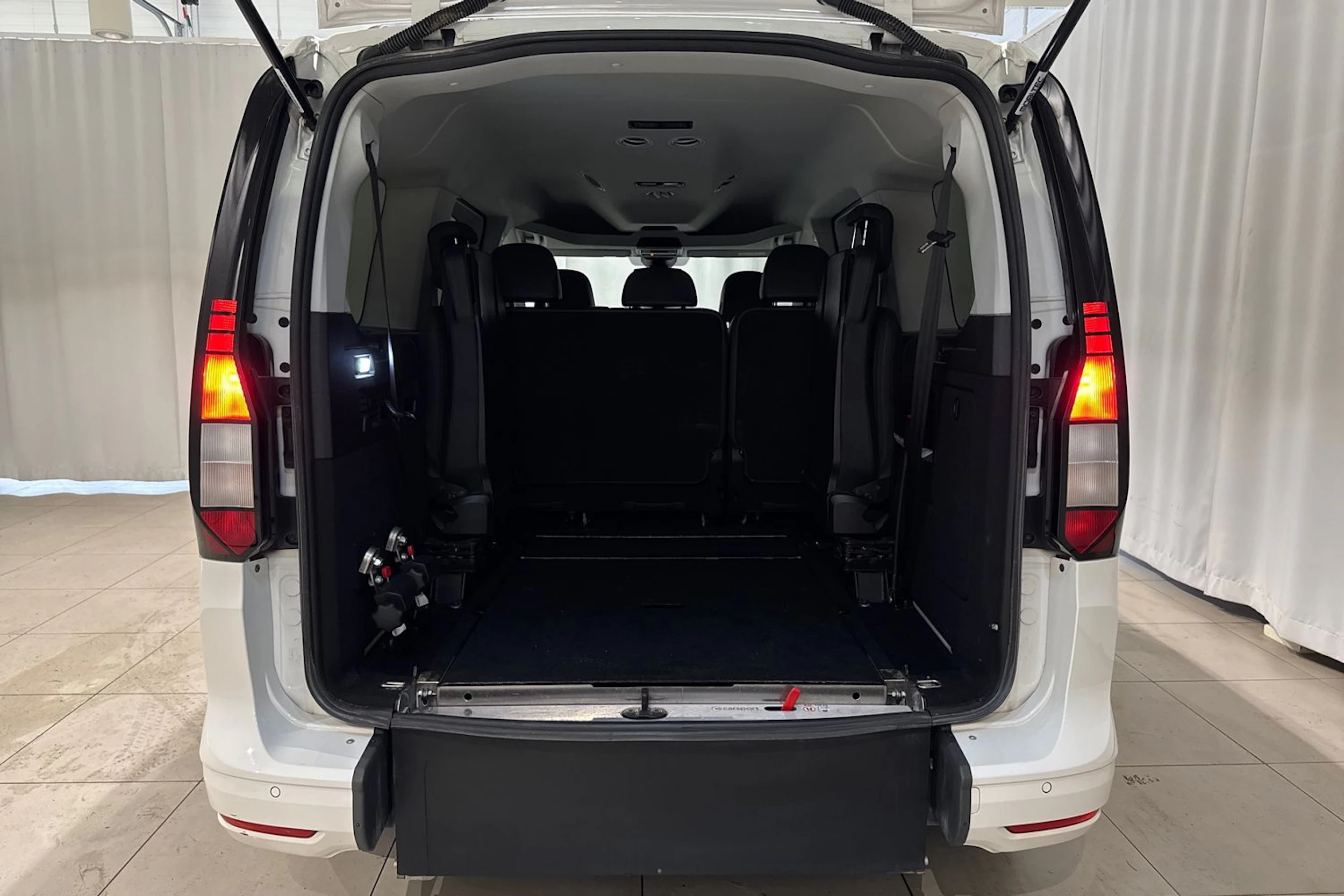 valkoinen Volkswagen Caddy Maxi 2025 kuva 12.