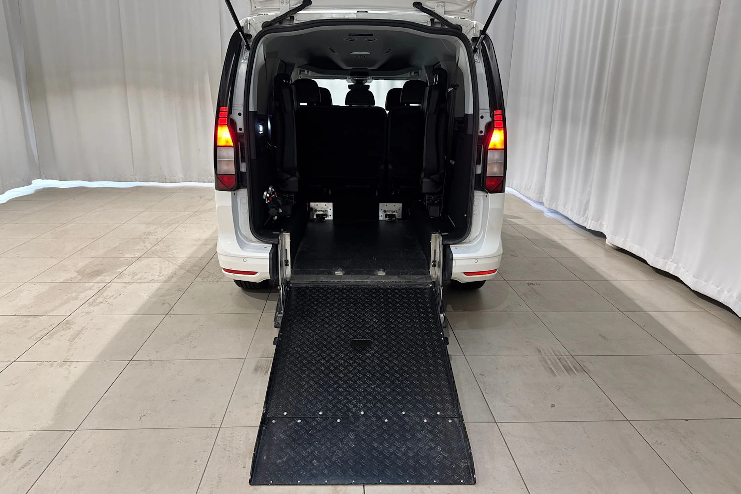 valkoinen Volkswagen Caddy Maxi 2025 kuva 13.