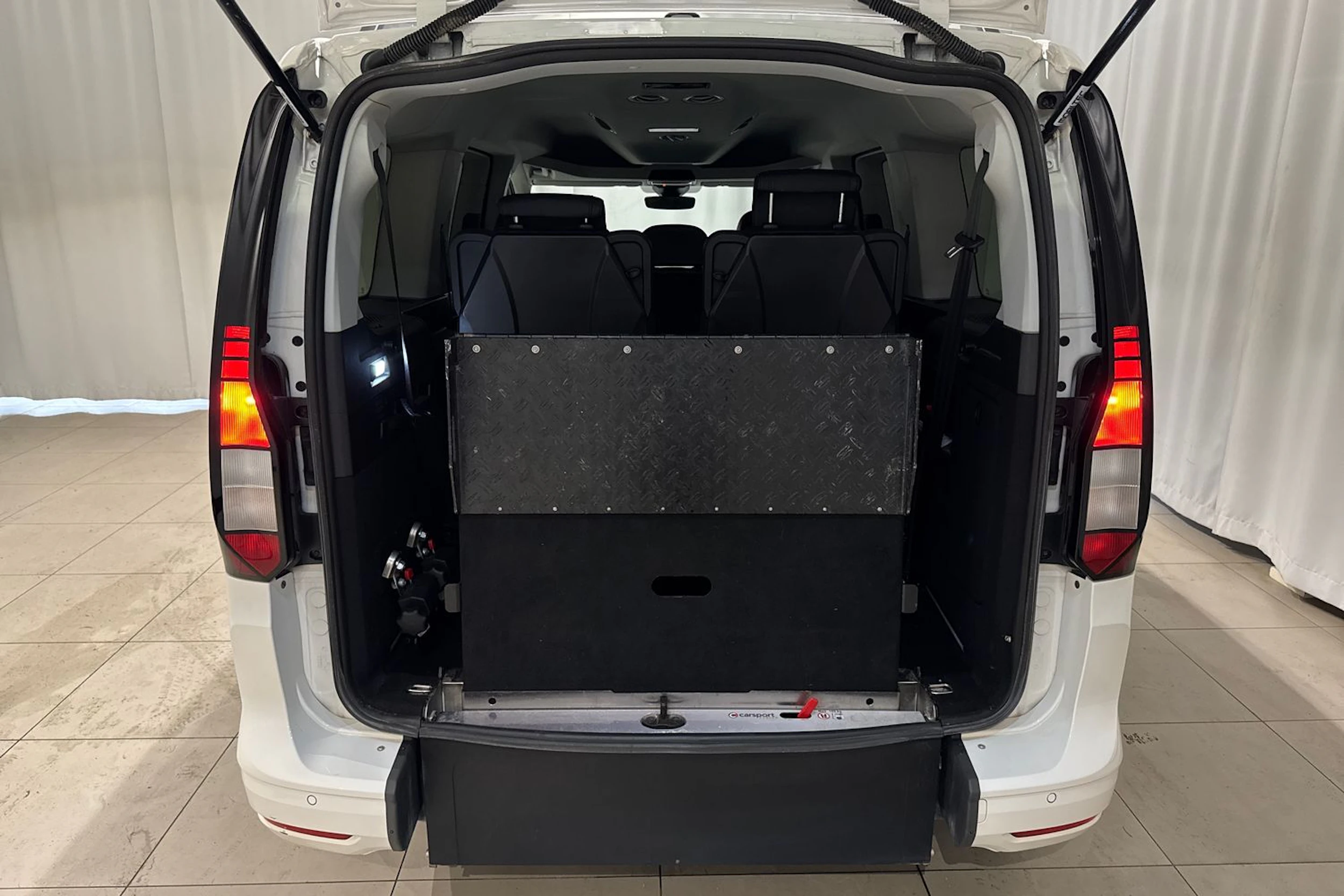 valkoinen Volkswagen Caddy Maxi 2025 kuva 14.