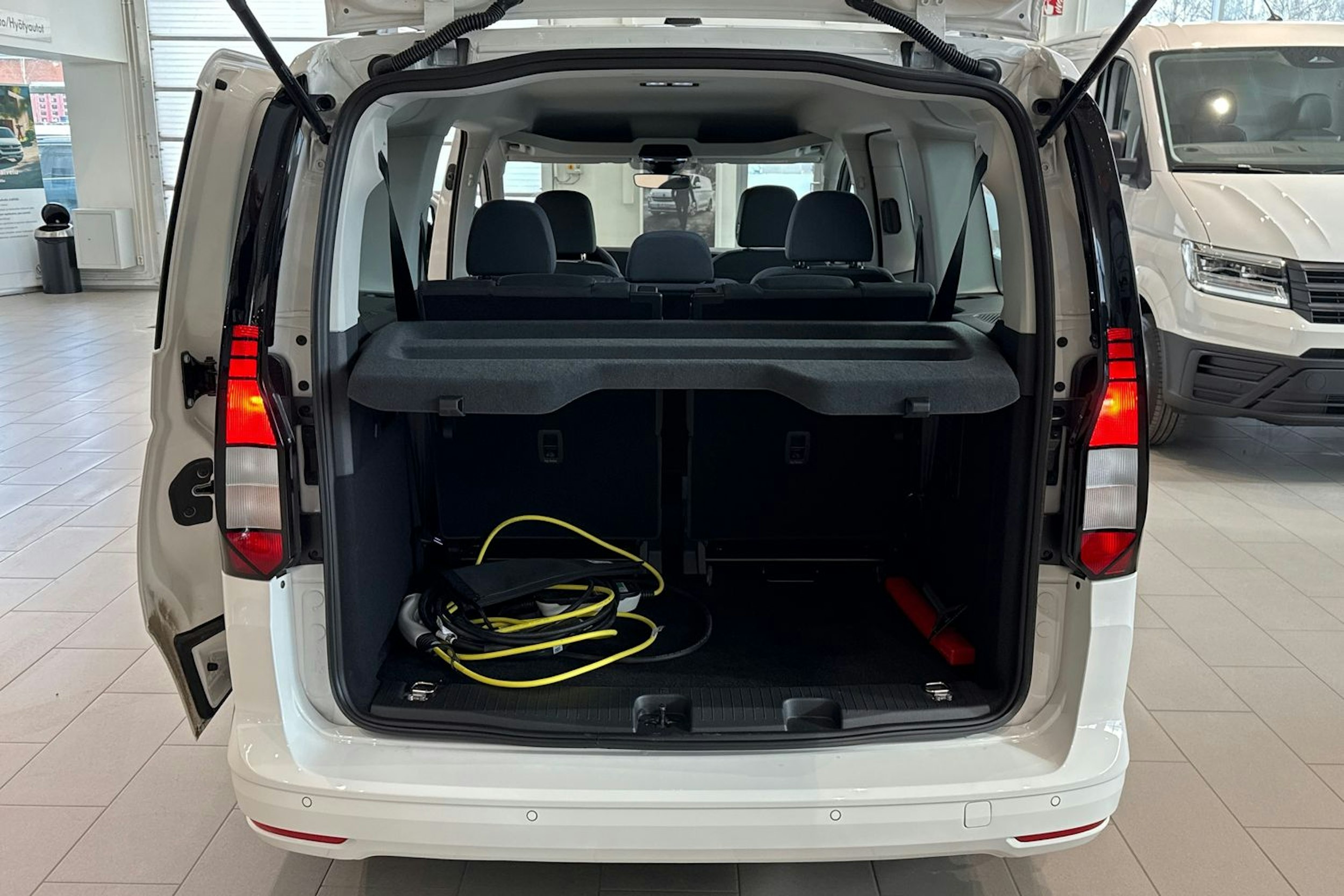 valkoinen Volkswagen Caddy Maxi 2025 kuva 12.