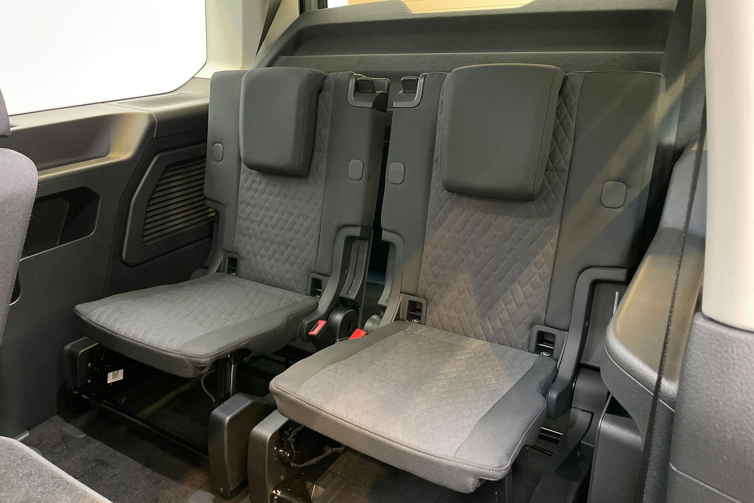 harmaa Volkswagen Caddy Maxi 2025 kuva 25.