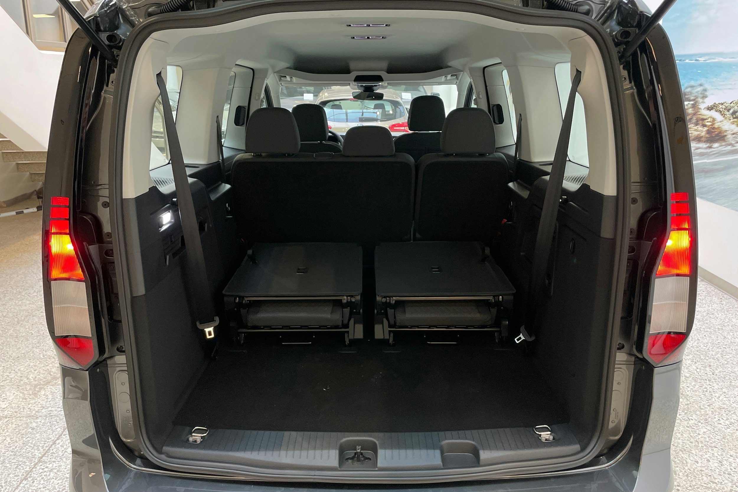 harmaa Volkswagen Caddy Maxi 2025 kuva 26.