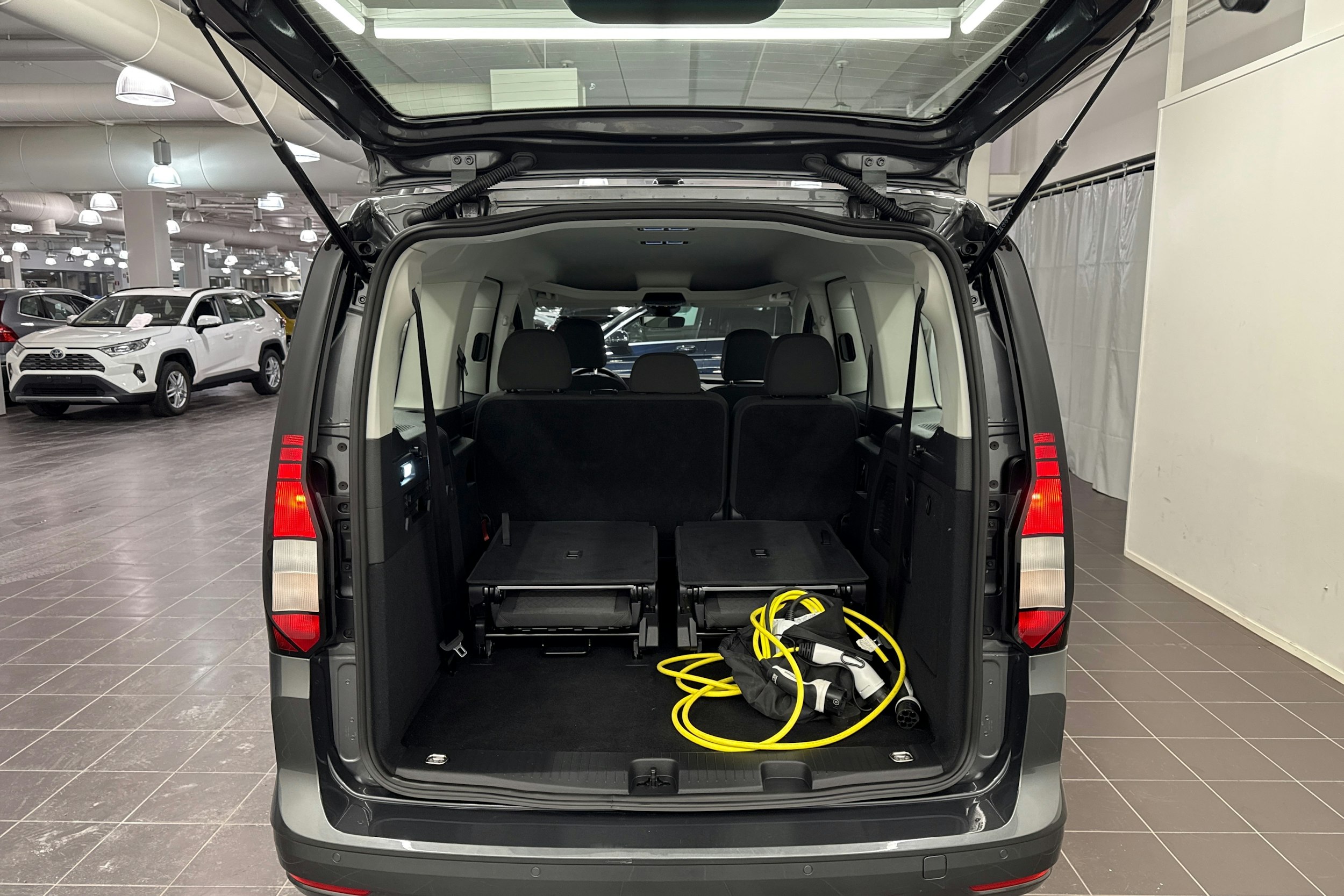 harmaa Volkswagen Caddy Maxi 2025 kuva 22.