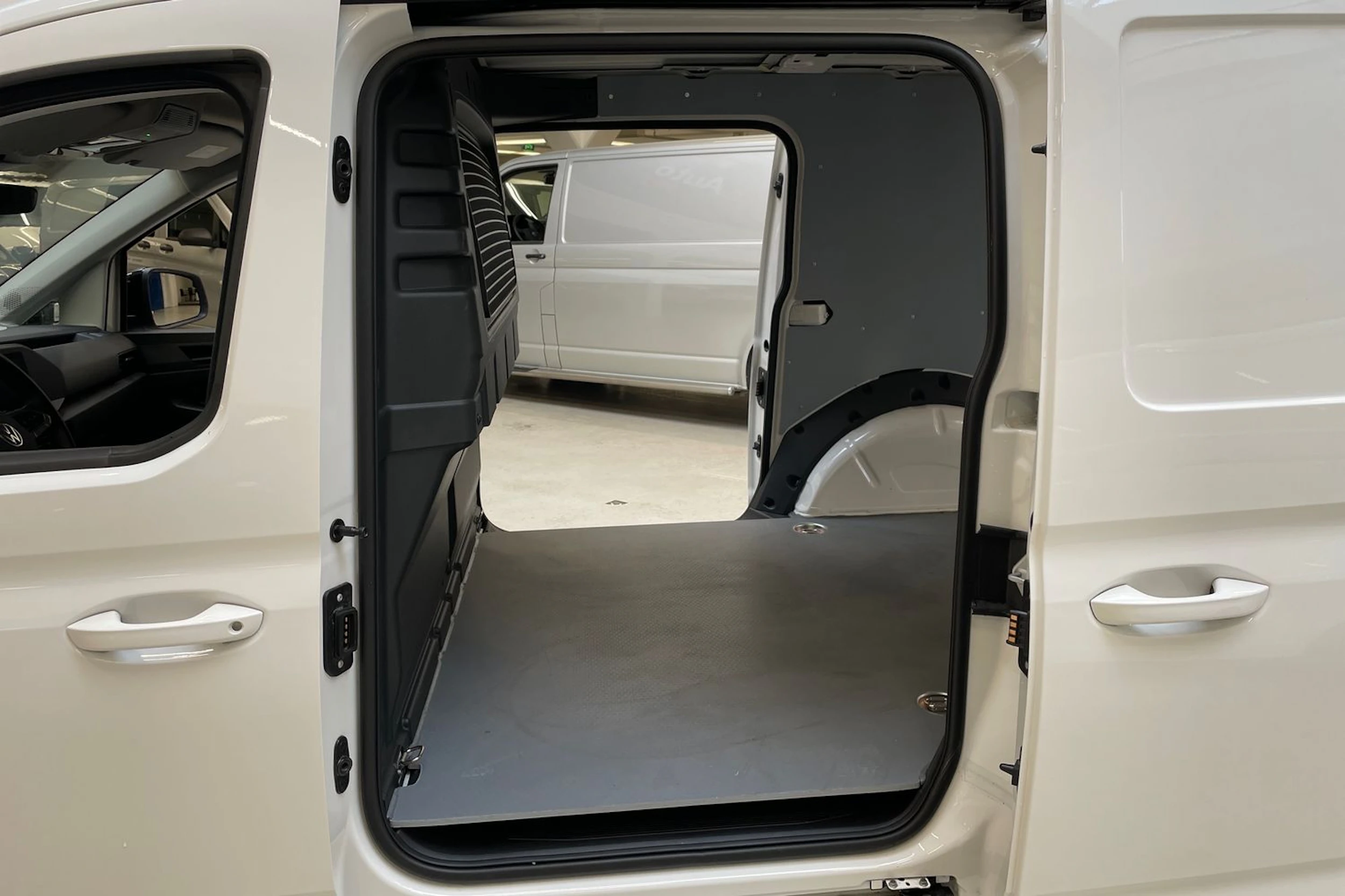 Valkoinen Volkswagen Caddy Maxi 2025 kuva 21.