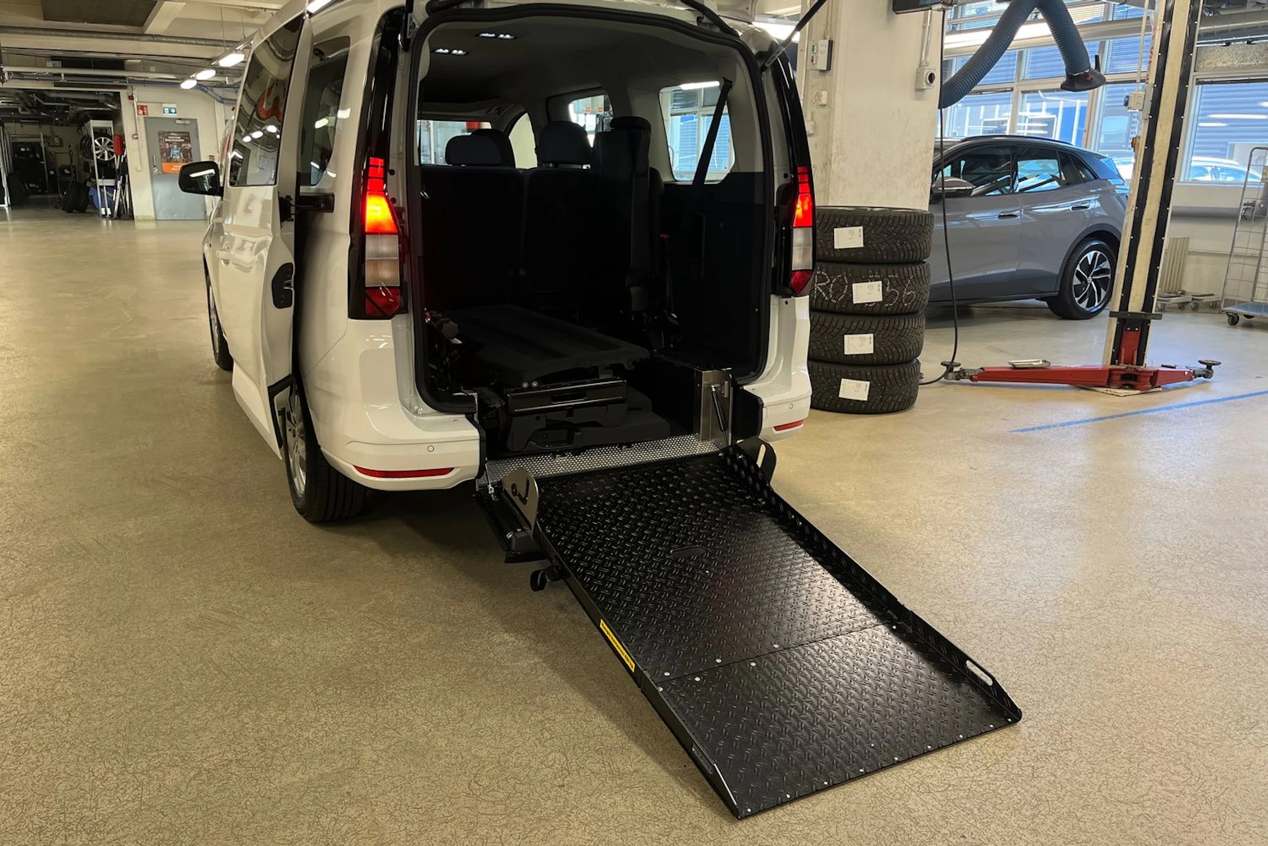 valkoinen Volkswagen Caddy Maxi 2026 kuva 13.