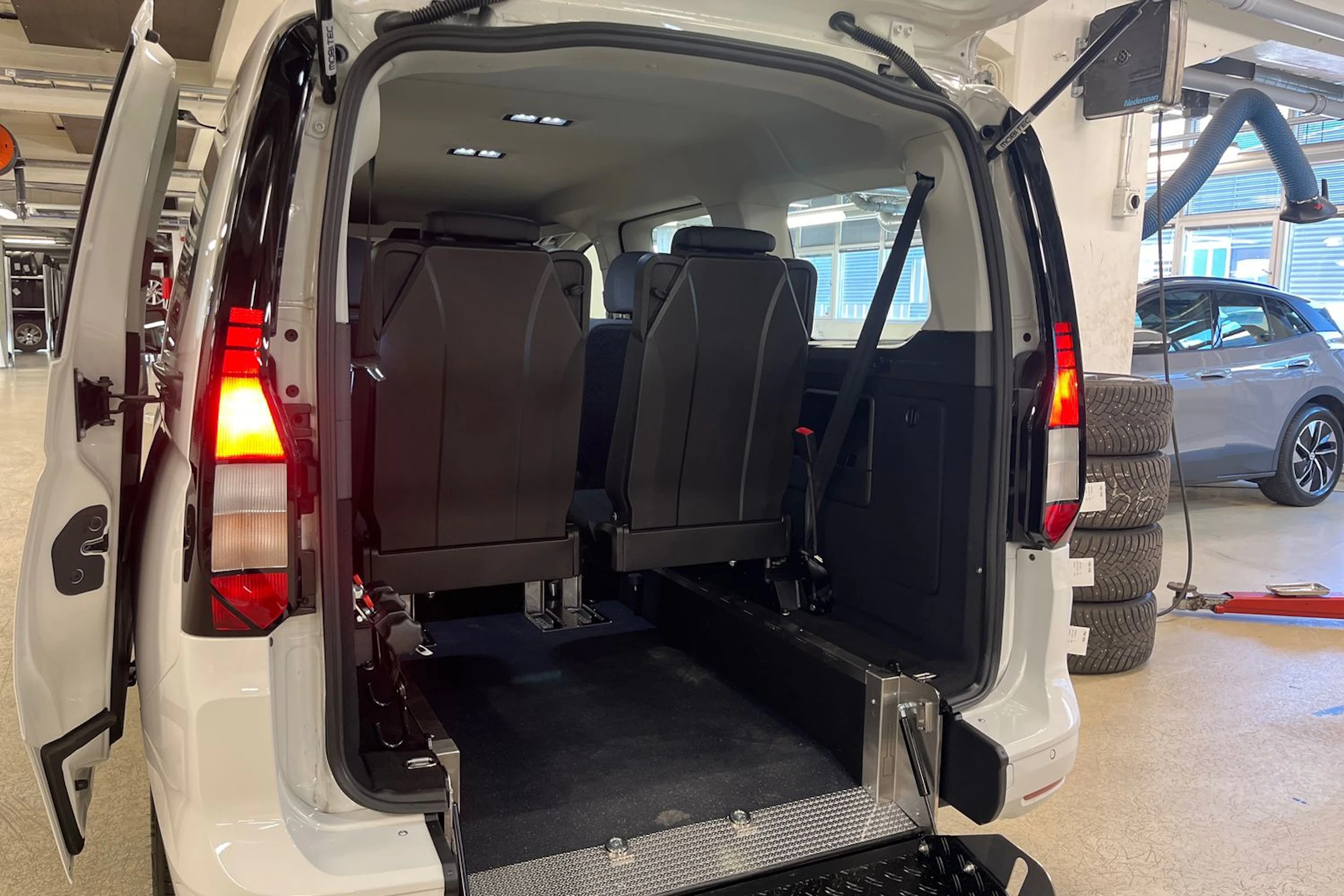 valkoinen Volkswagen Caddy Maxi 2026 kuva 16.