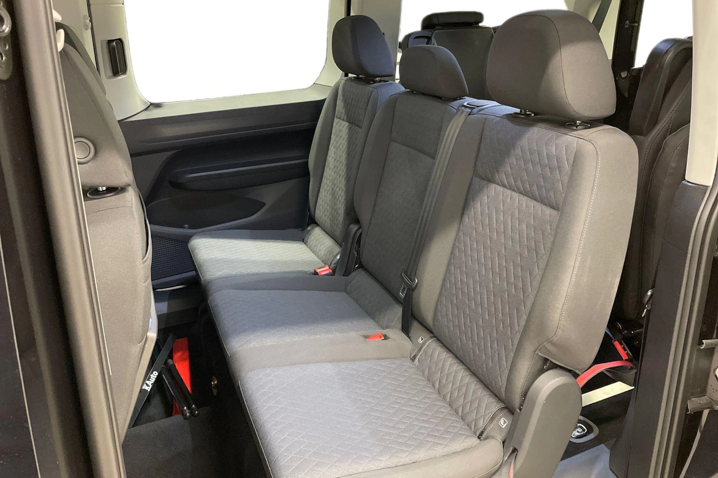 musta Volkswagen Caddy Maxi 2026 kuva 8.