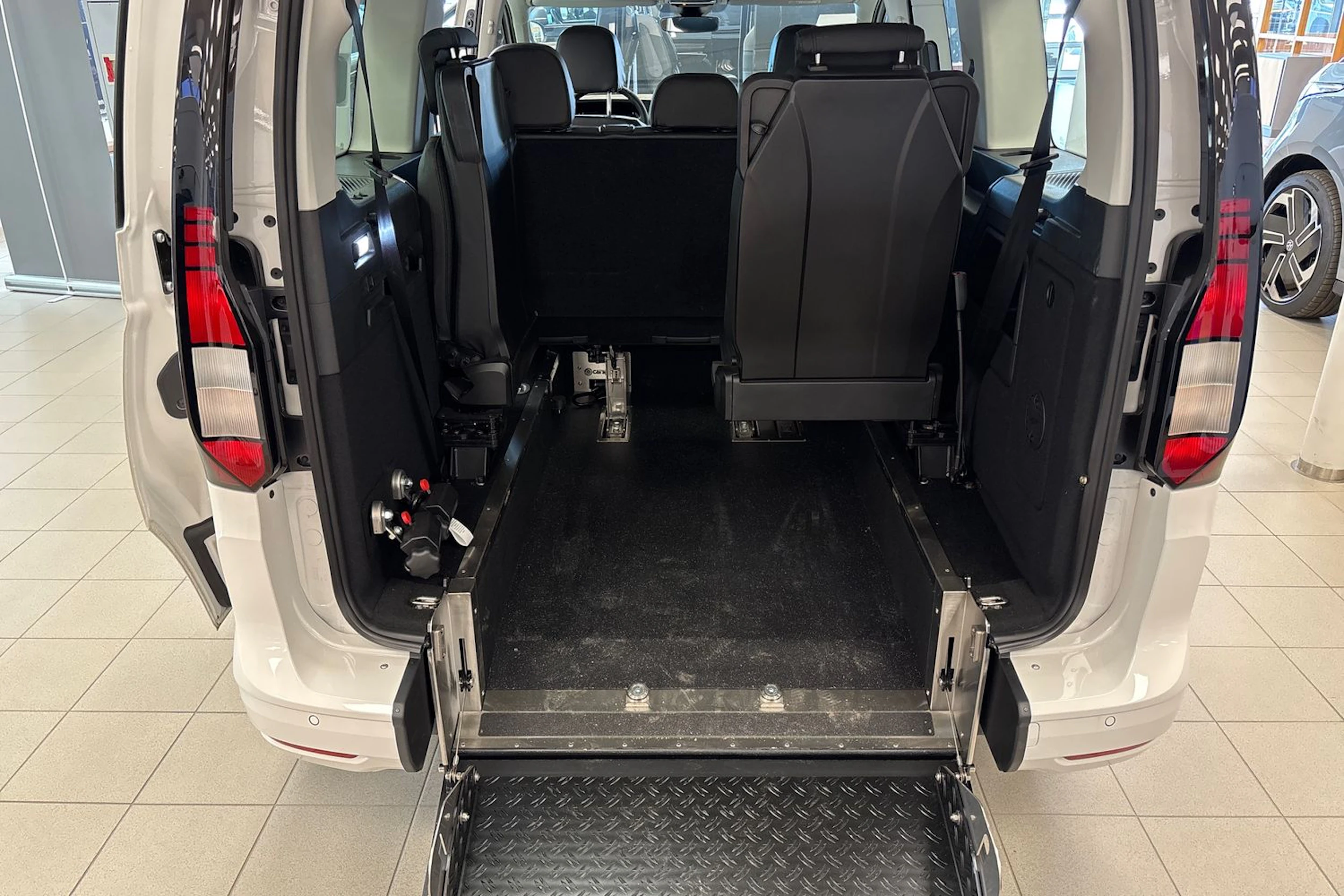 valkoinen Volkswagen Caddy Maxi 2026 kuva 13.