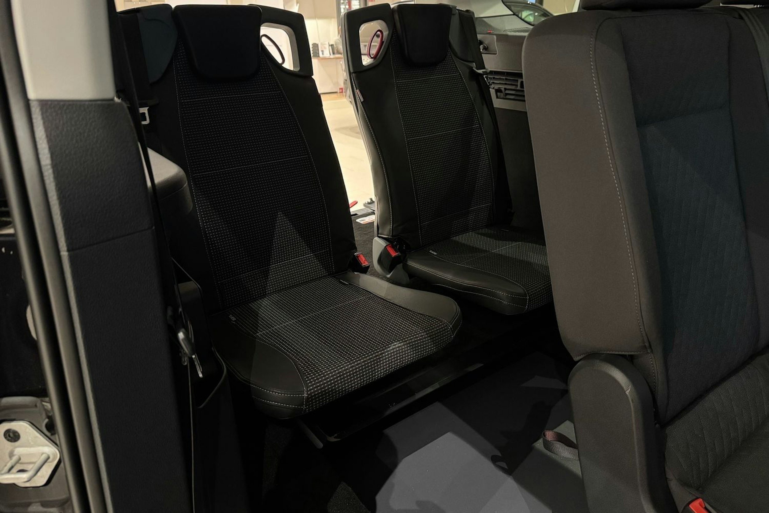 met. musta Volkswagen Caddy Maxi 2026 kuva 13.